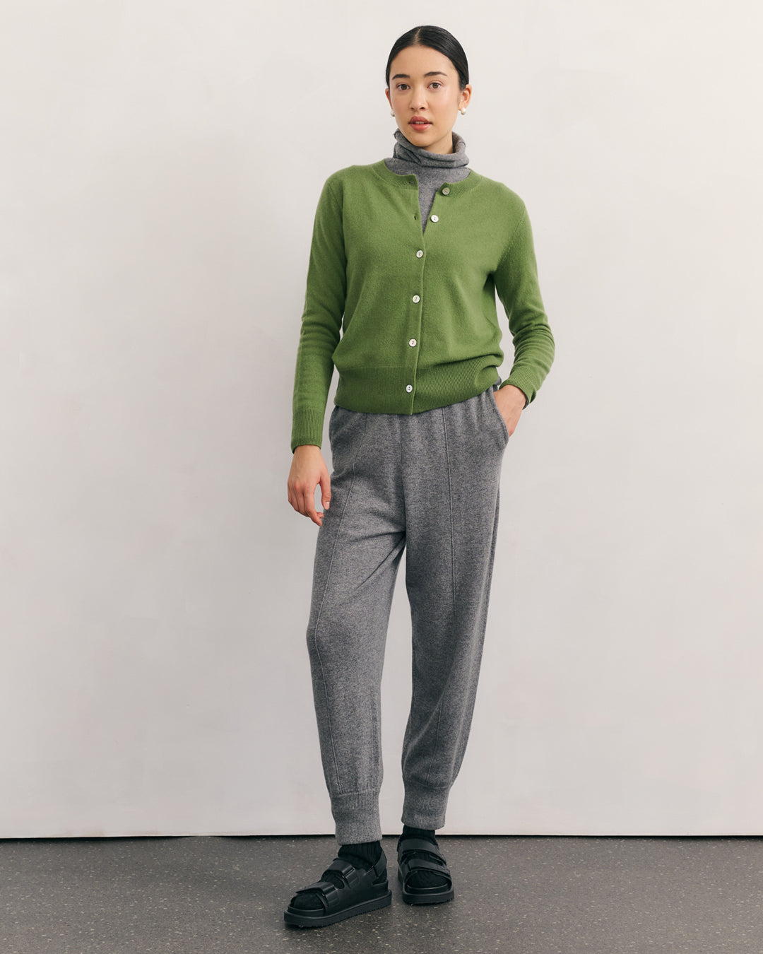 CASHMERE CREW NECK CARDIGAN - KAFFIR GREEN