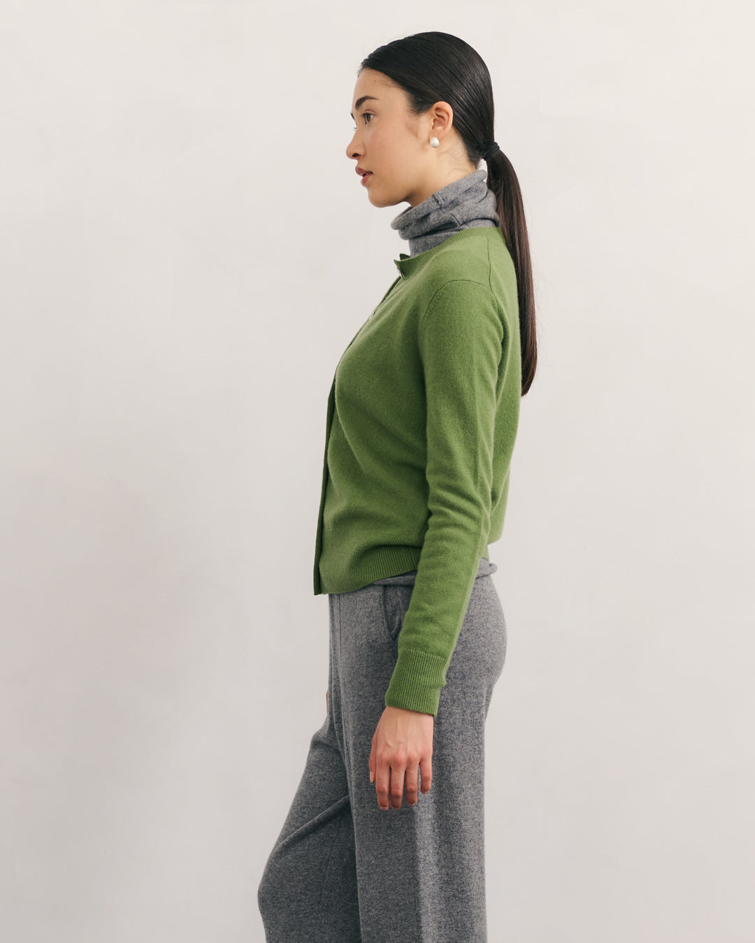 CASHMERE CREW NECK CARDIGAN - KAFFIR GREEN