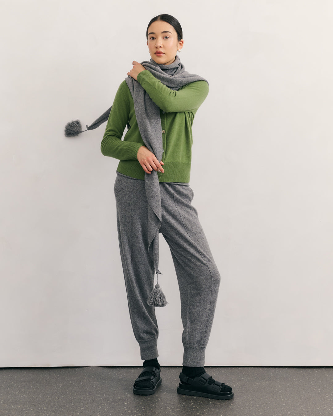 CASHMERE CREW NECK CARDIGAN - KAFFIR GREEN