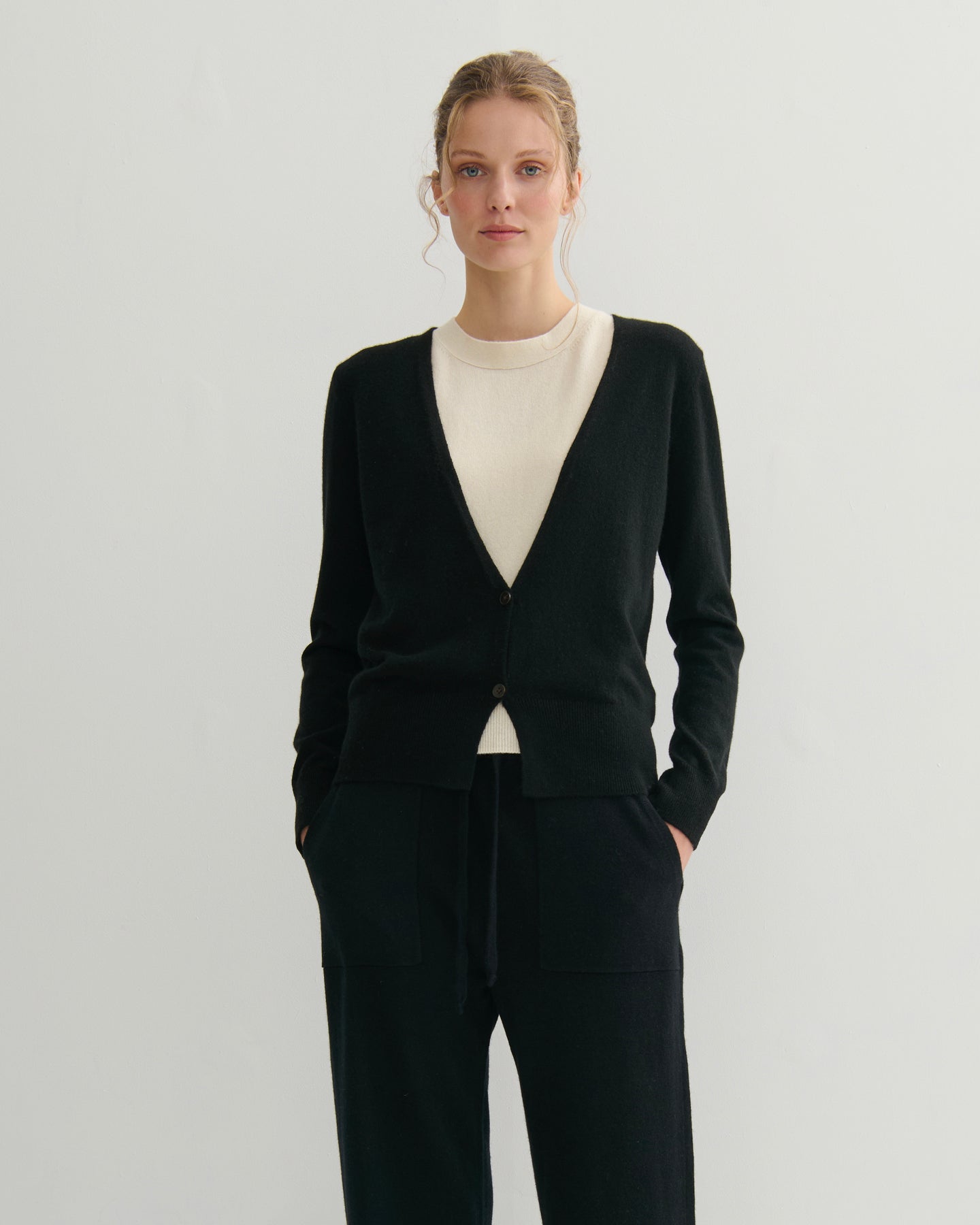 CASHMERE DEEP V CARDIGAN - BLACK