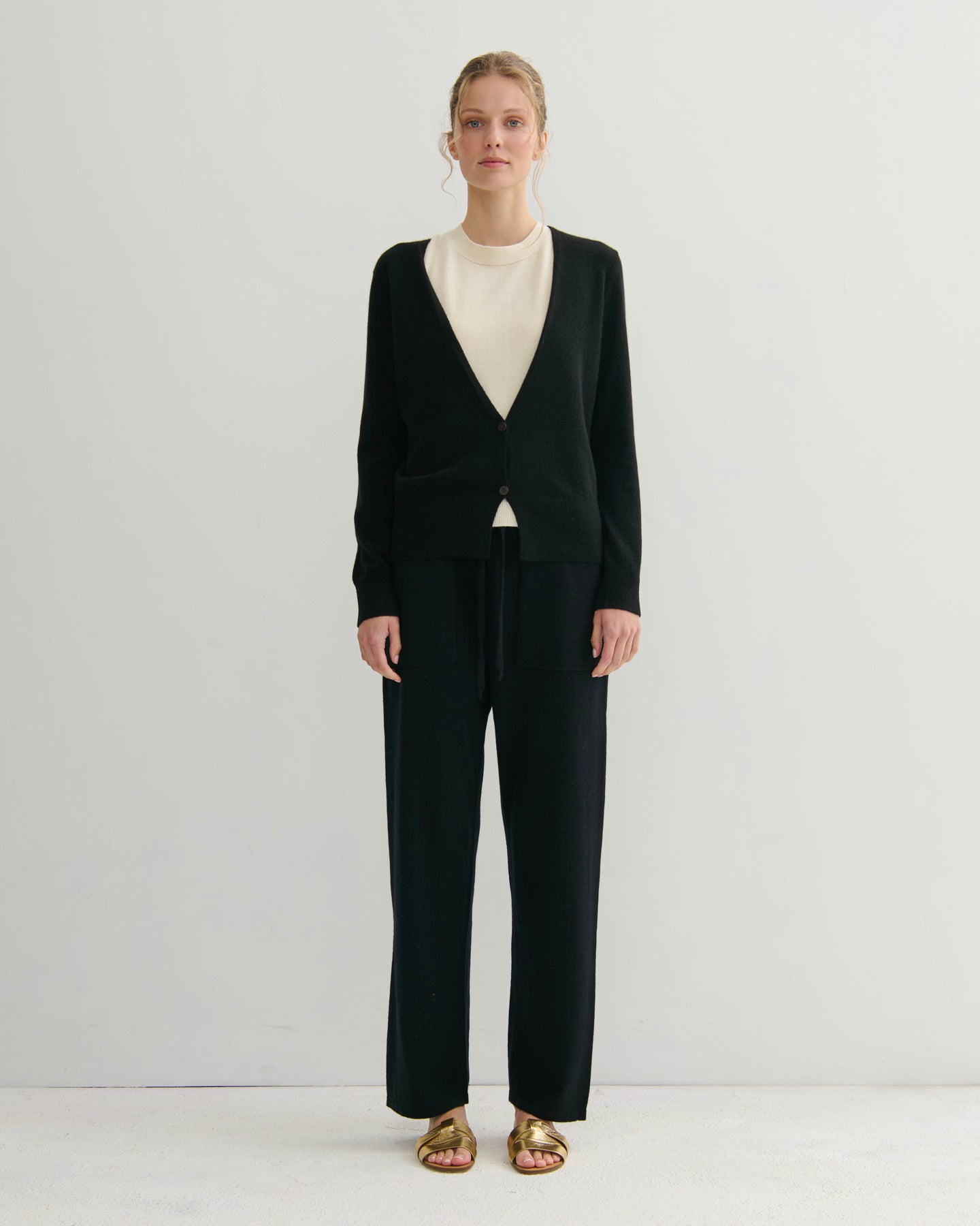CASHMERE DEEP V CARDIGAN - BLACK