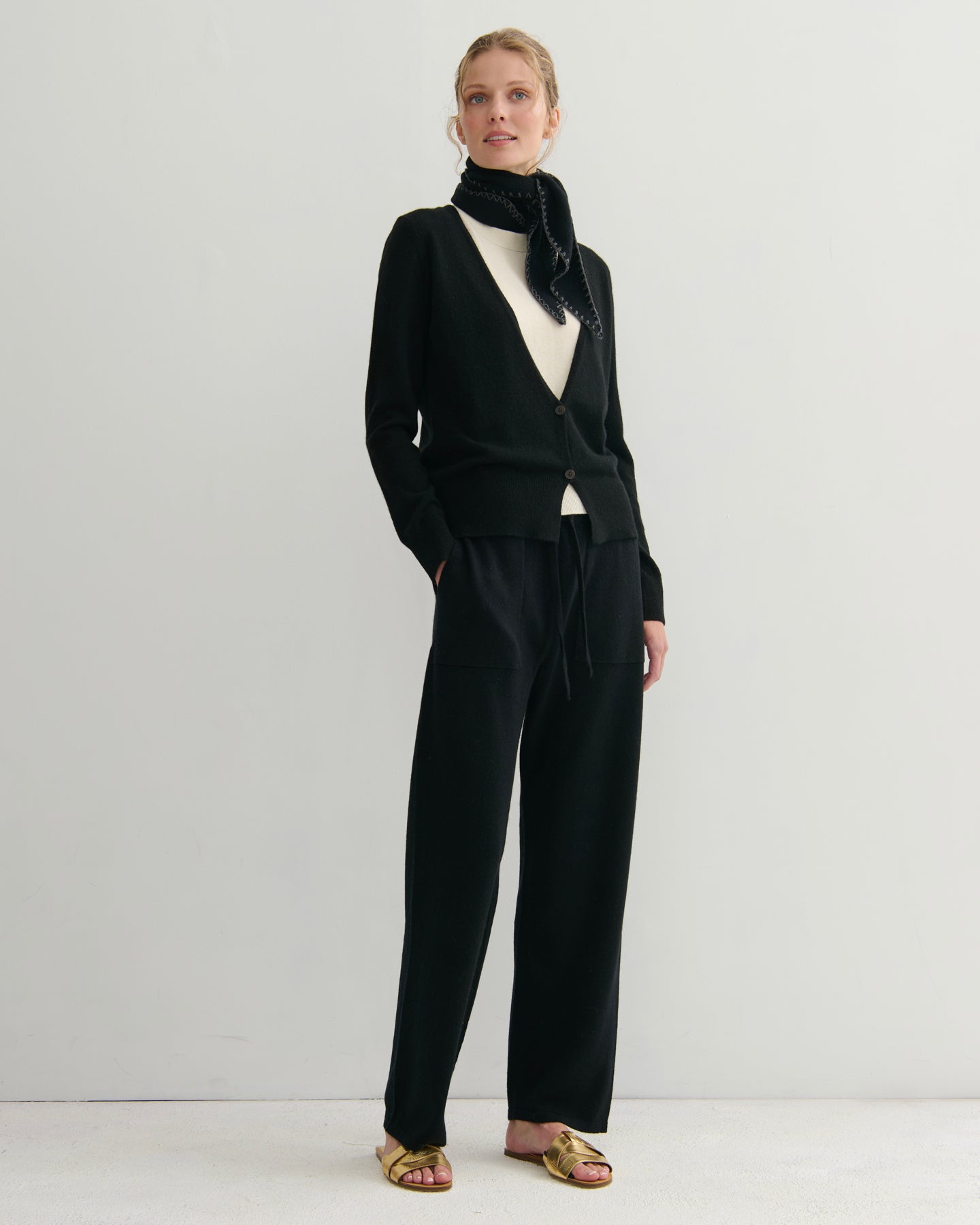 CASHMERE DEEP V CARDIGAN - BLACK
