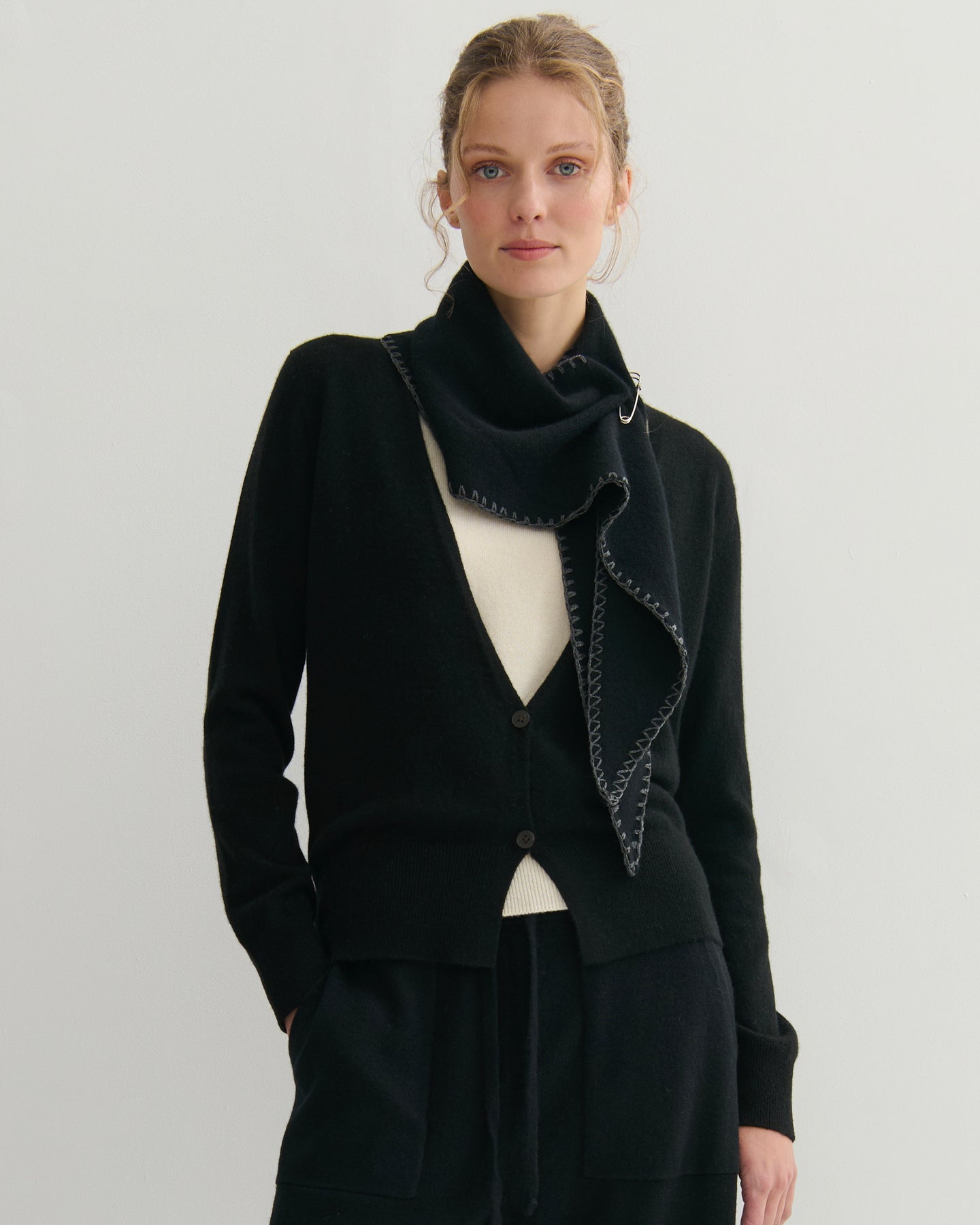 CASHMERE DEEP V CARDIGAN - BLACK