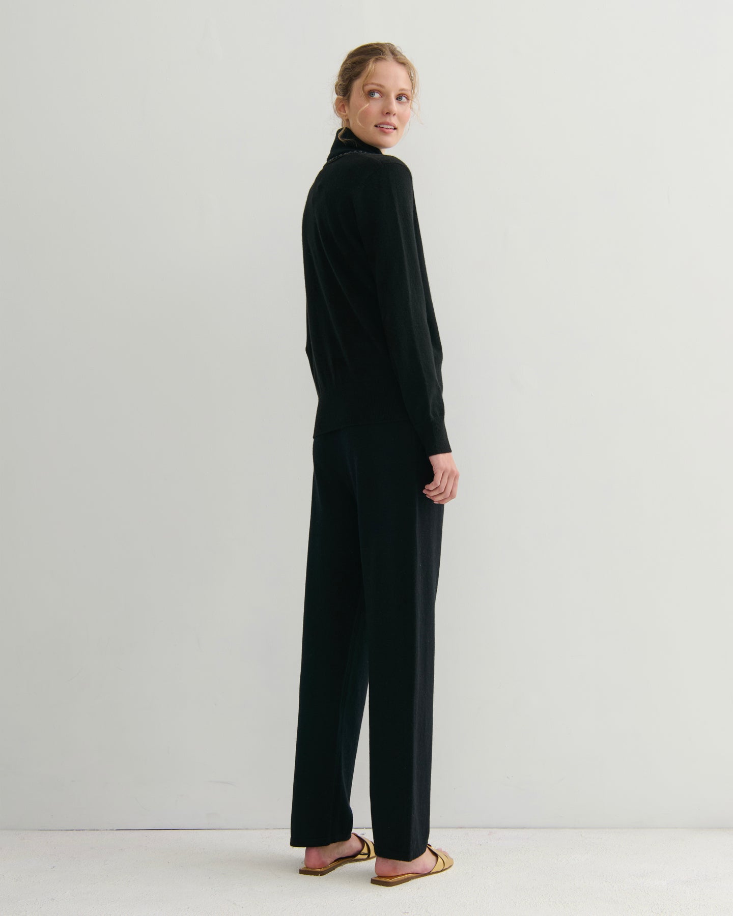 CASHMERE DEEP V CARDIGAN - BLACK