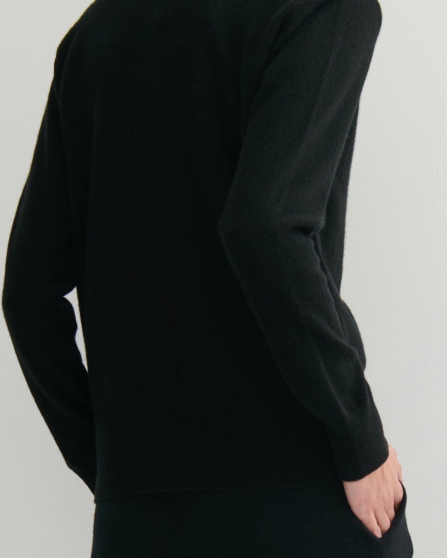 CASHMERE DEEP V CARDIGAN - BLACK