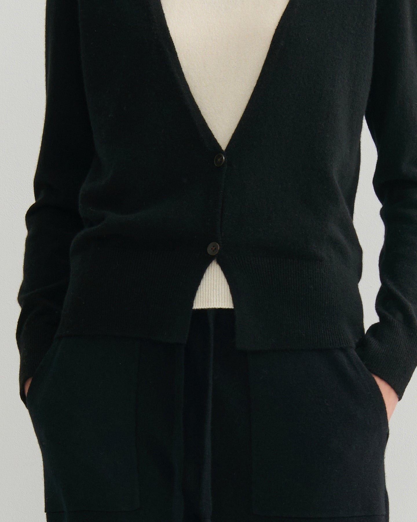 CASHMERE DEEP V CARDIGAN - BLACK