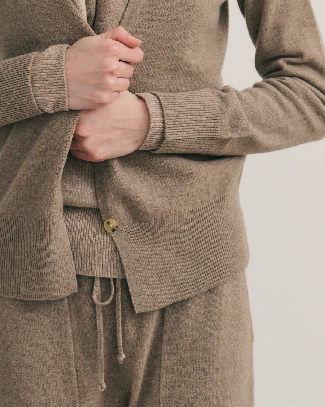 CASHMERE DEEP V CARDIGAN - SHIITAKE