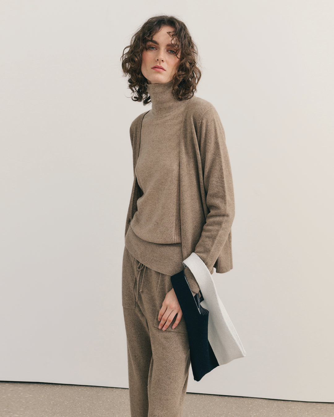 CASHMERE DEEP V CARDIGAN - SHIITAKE