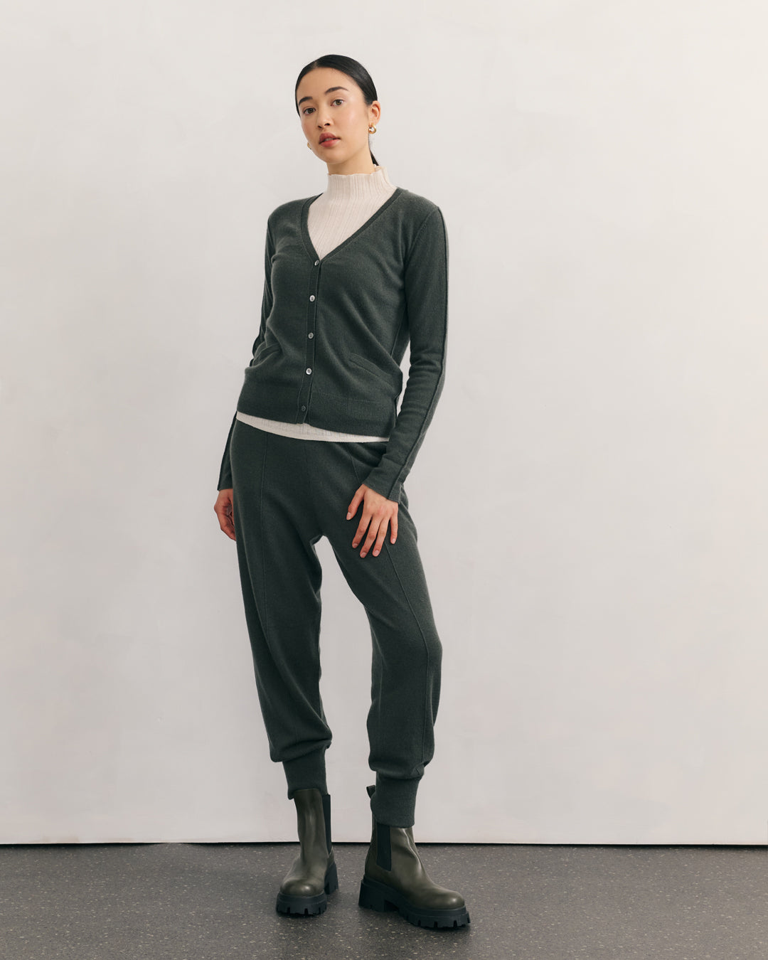 CASHMERE REVERSE STITCH VOYAGER CARDIGAN - TEA LEAF