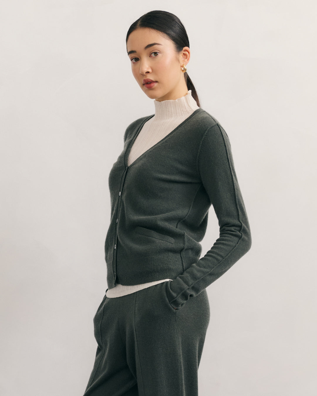 CASHMERE REVERSE STITCH VOYAGER CARDIGAN - TEA LEAF