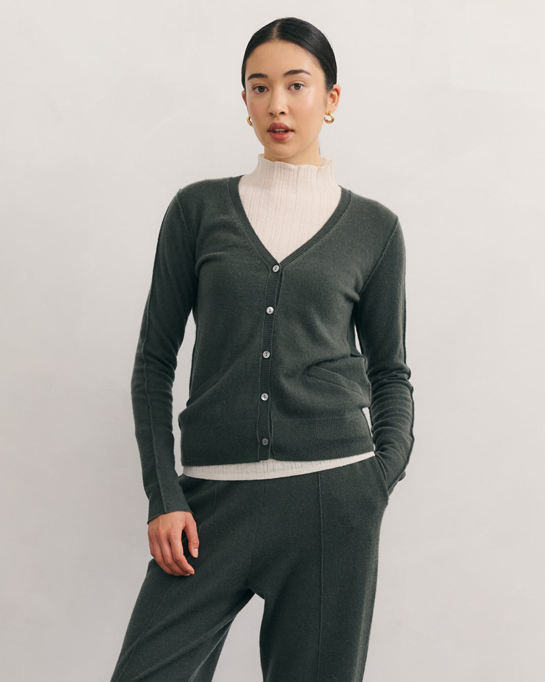 CASHMERE REVERSE STITCH VOYAGER CARDIGAN - TEA LEAF