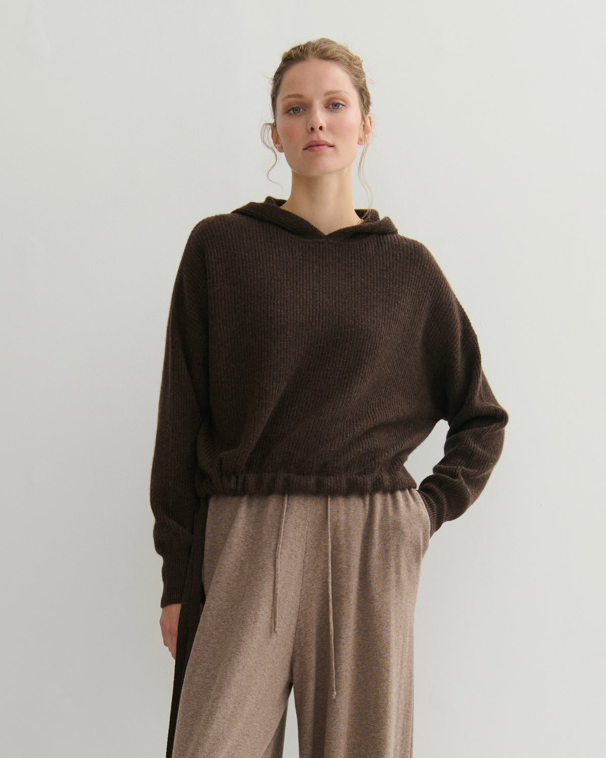 RIBKNIT CROPPED CASHMERE HOODIE - CHOCOLATE