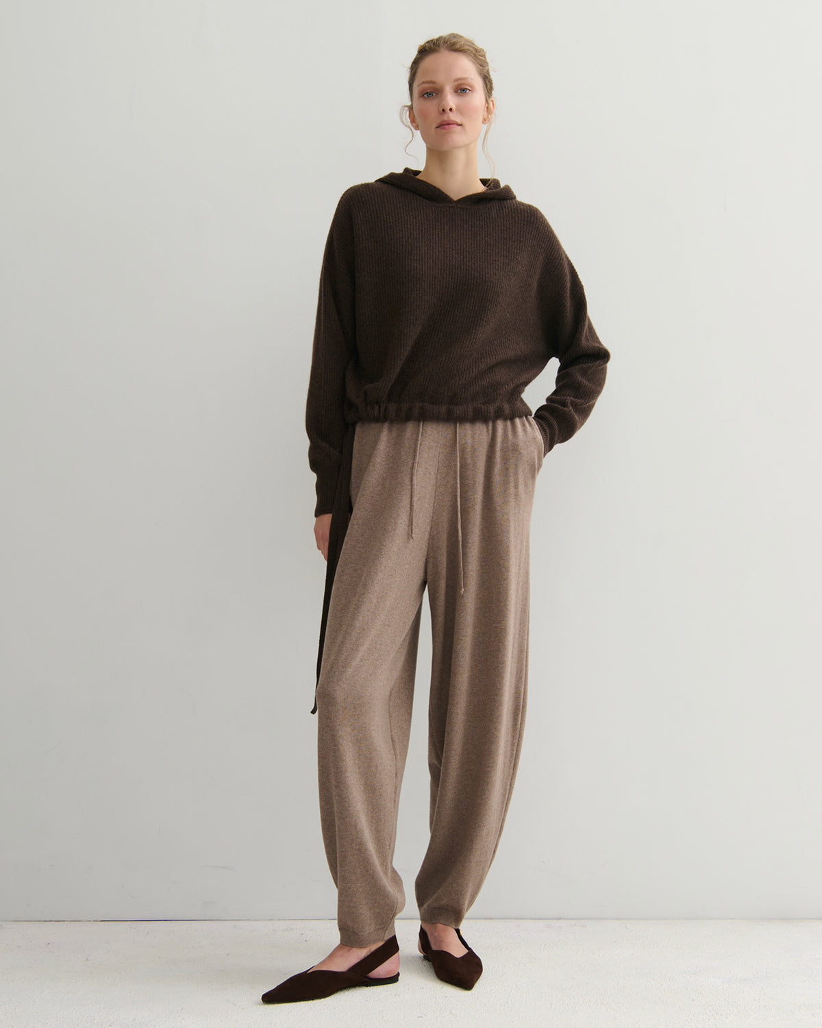 RIBKNIT CROPPED CASHMERE HOODIE - CHOCOLATE