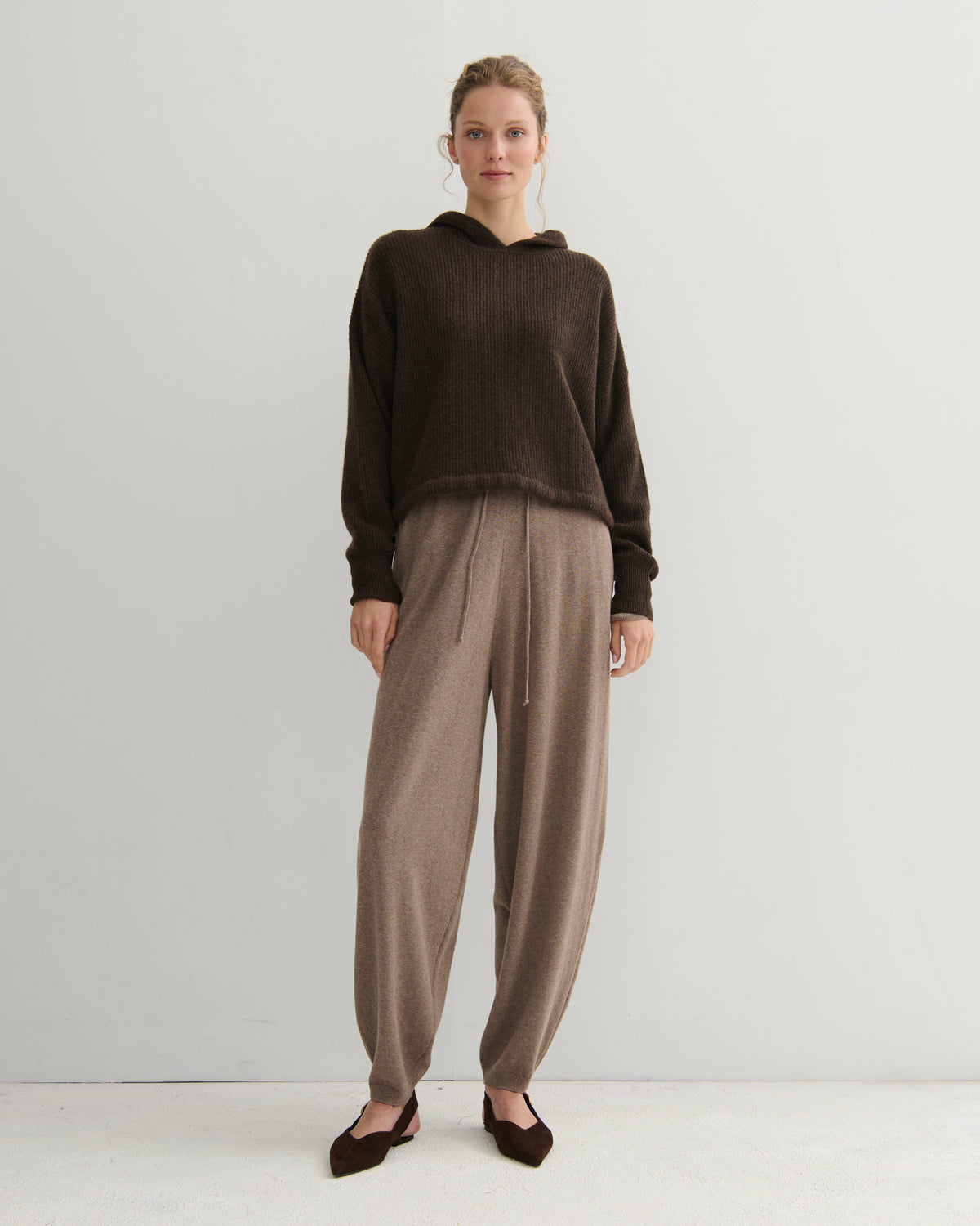 RIBKNIT CROPPED CASHMERE HOODIE - CHOCOLATE