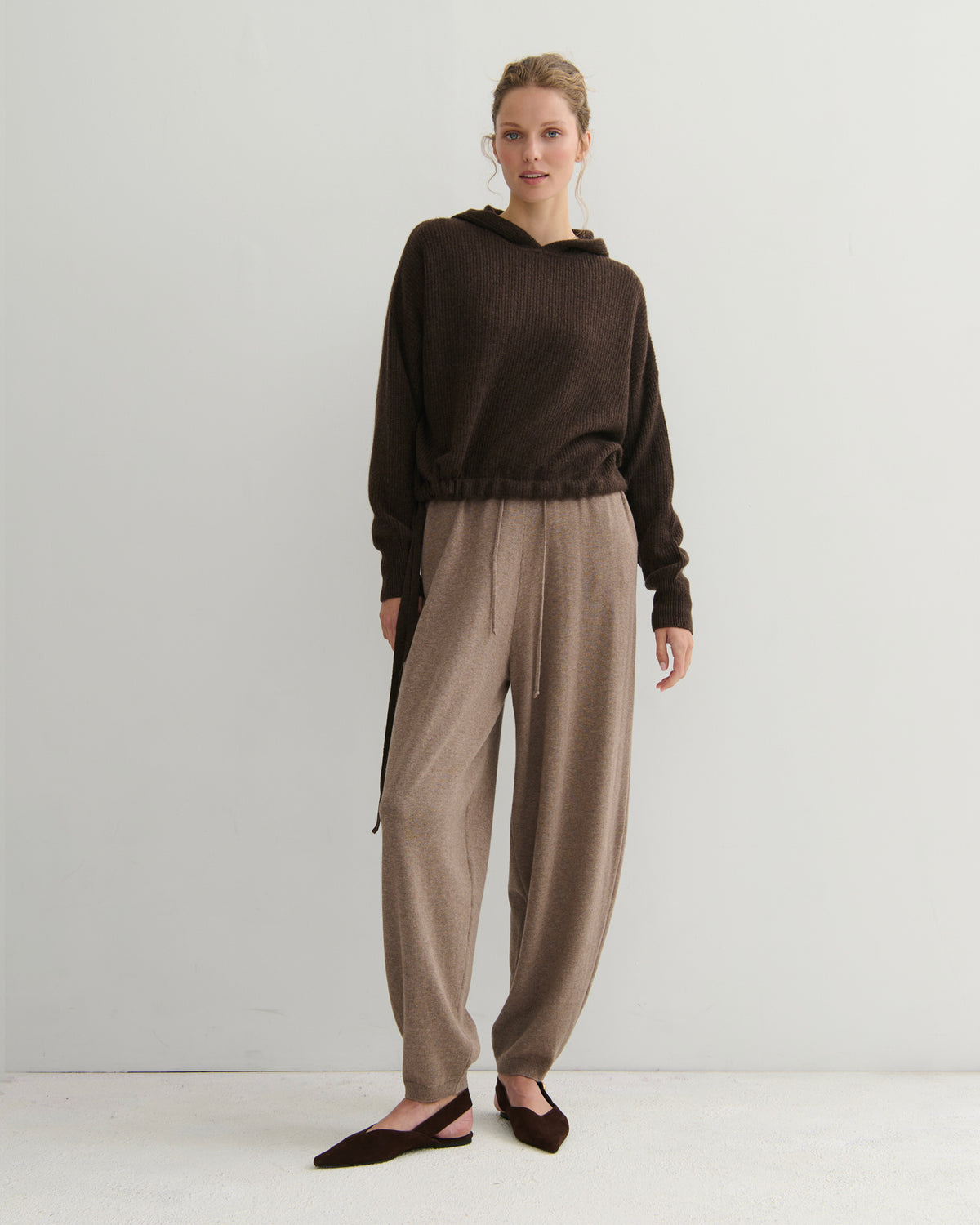 RIBKNIT CROPPED CASHMERE HOODIE - CHOCOLATE