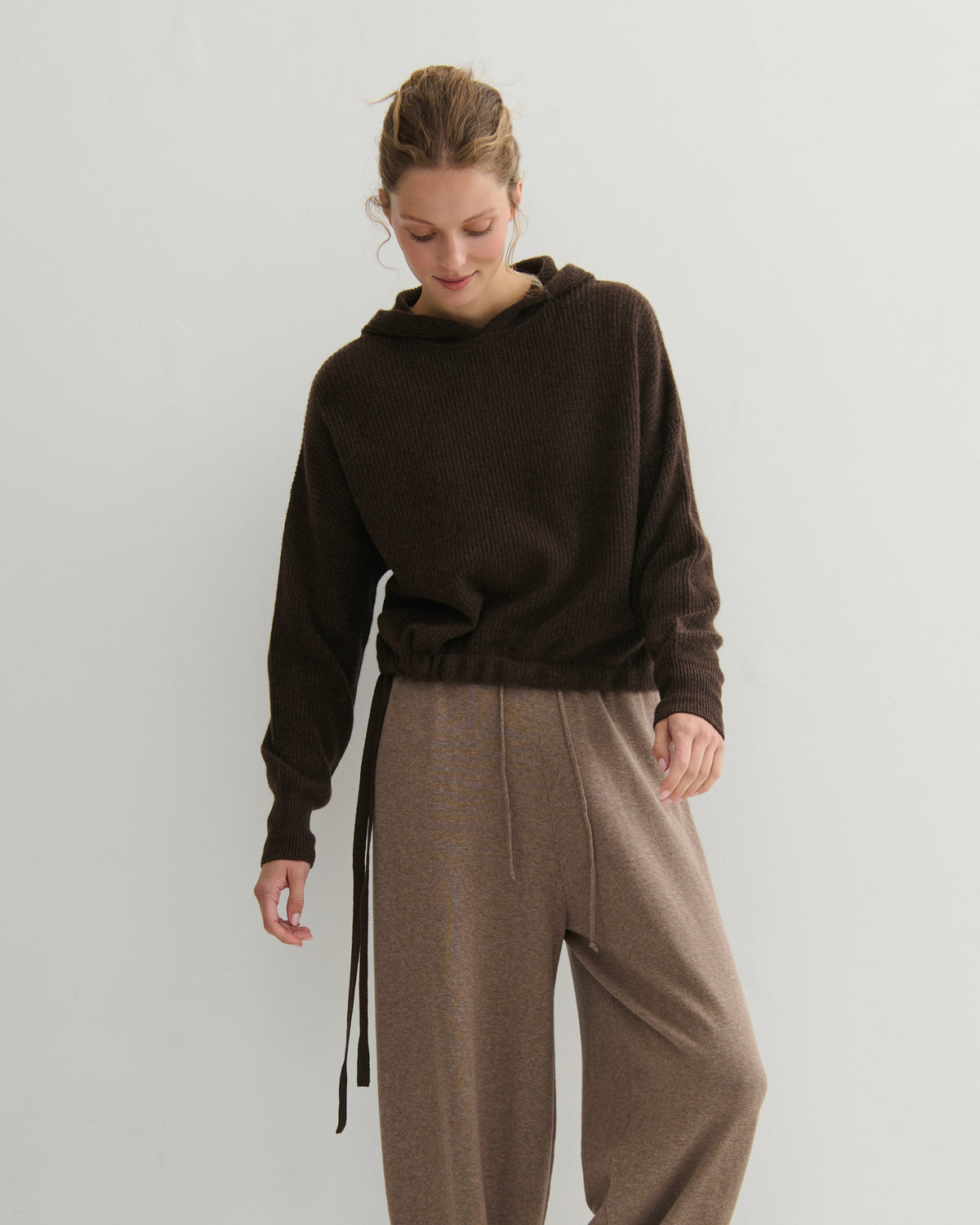 RIBKNIT CROPPED CASHMERE HOODIE - CHOCOLATE