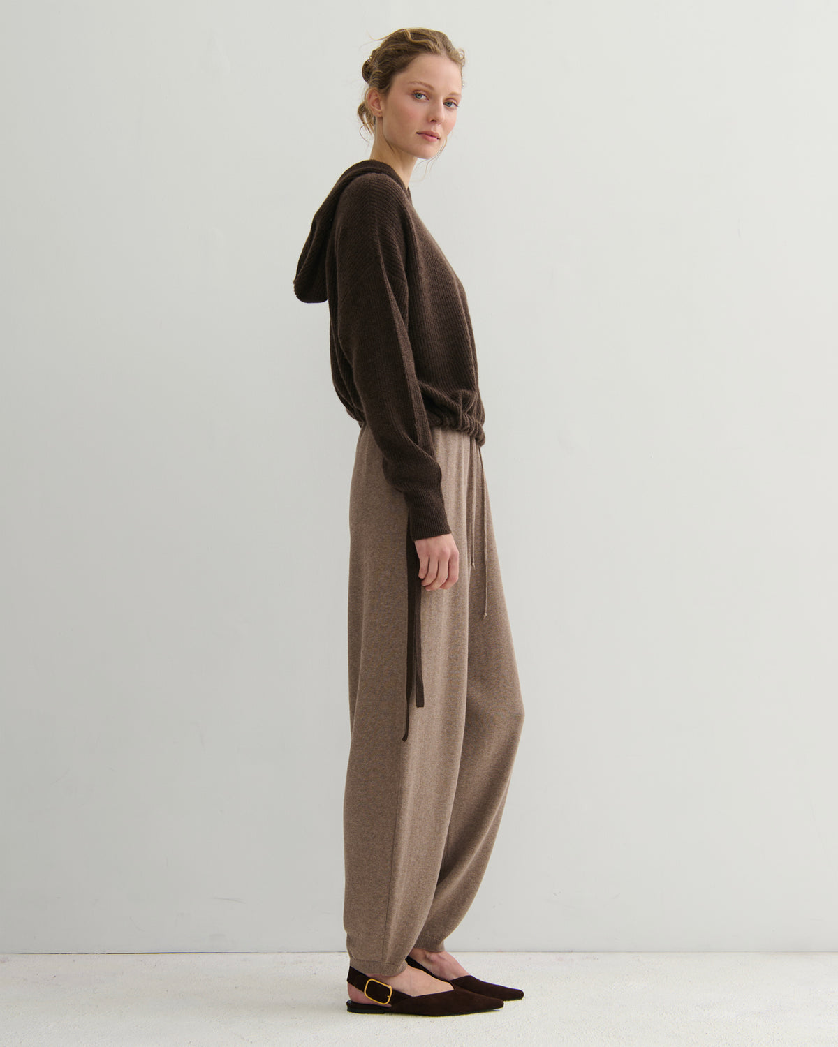 RIBKNIT CROPPED CASHMERE HOODIE - CHOCOLATE