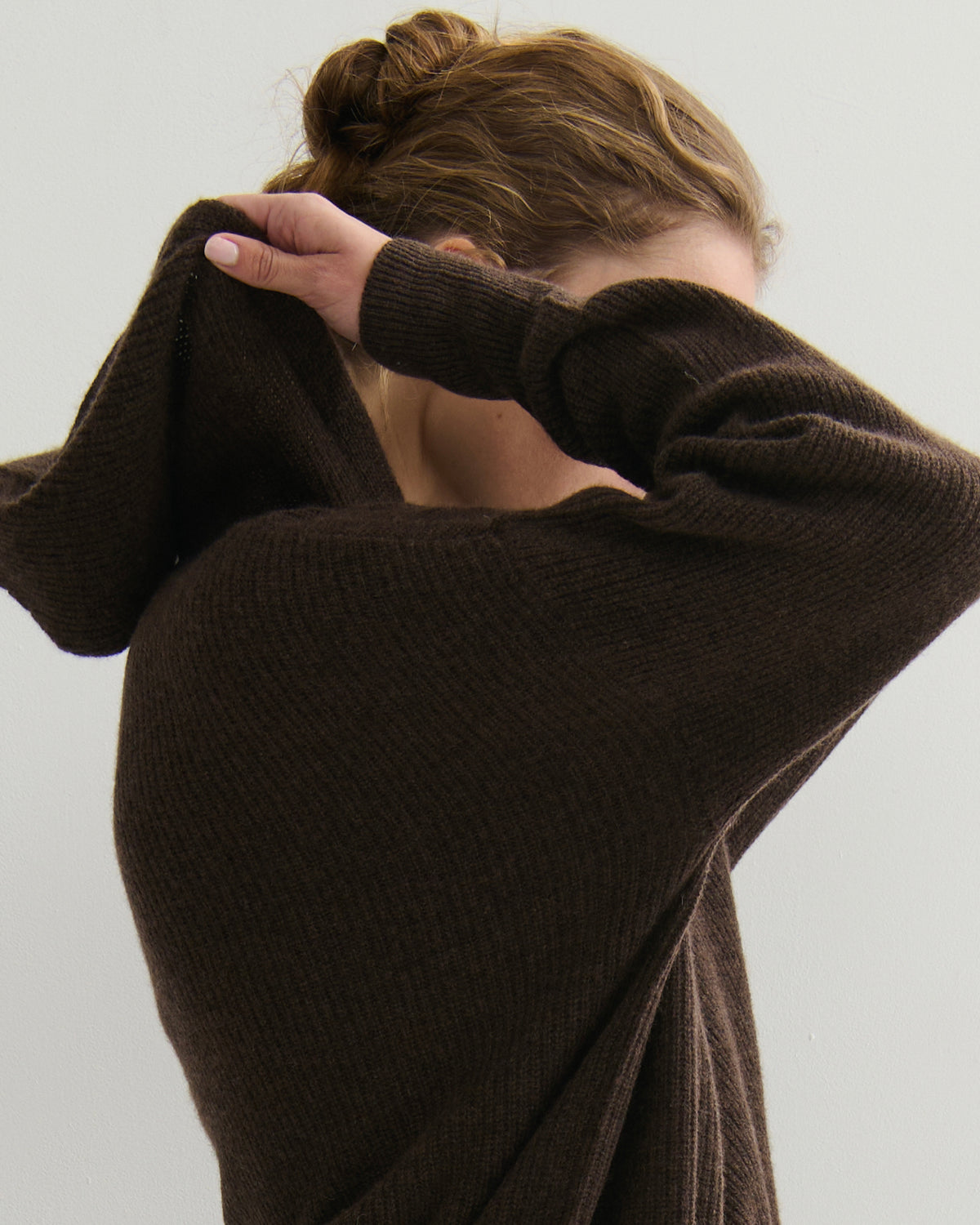 RIBKNIT CROPPED CASHMERE HOODIE - CHOCOLATE