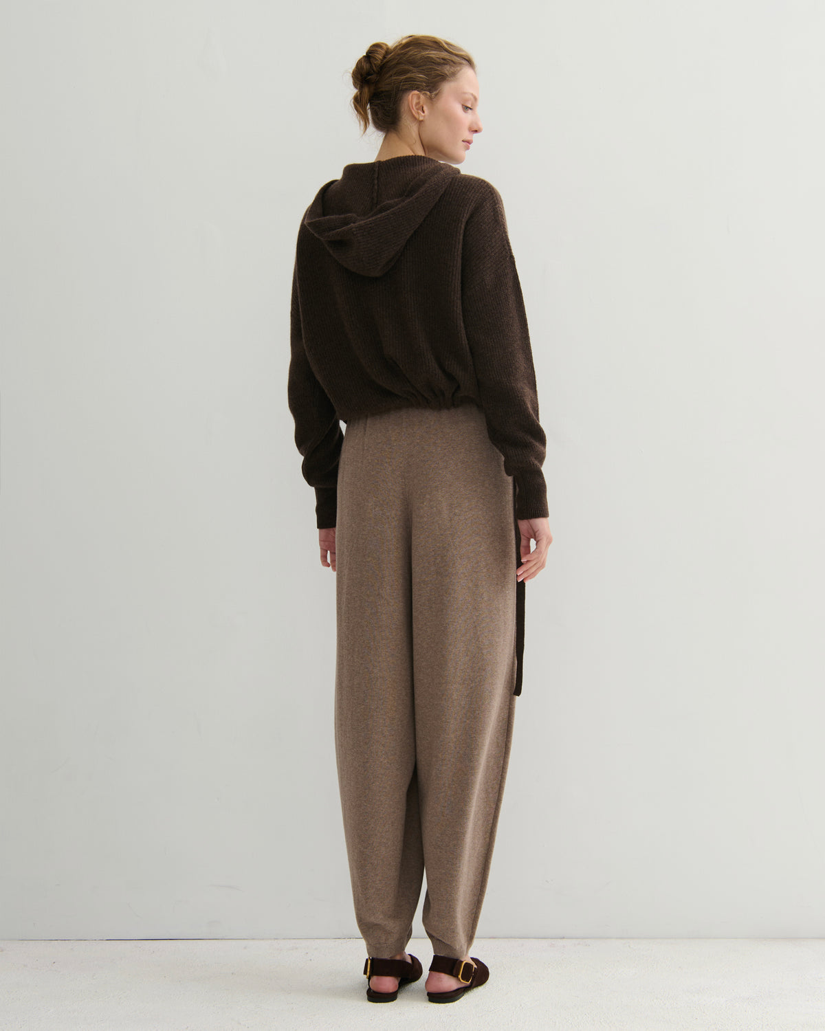 RIBKNIT CROPPED CASHMERE HOODIE - CHOCOLATE