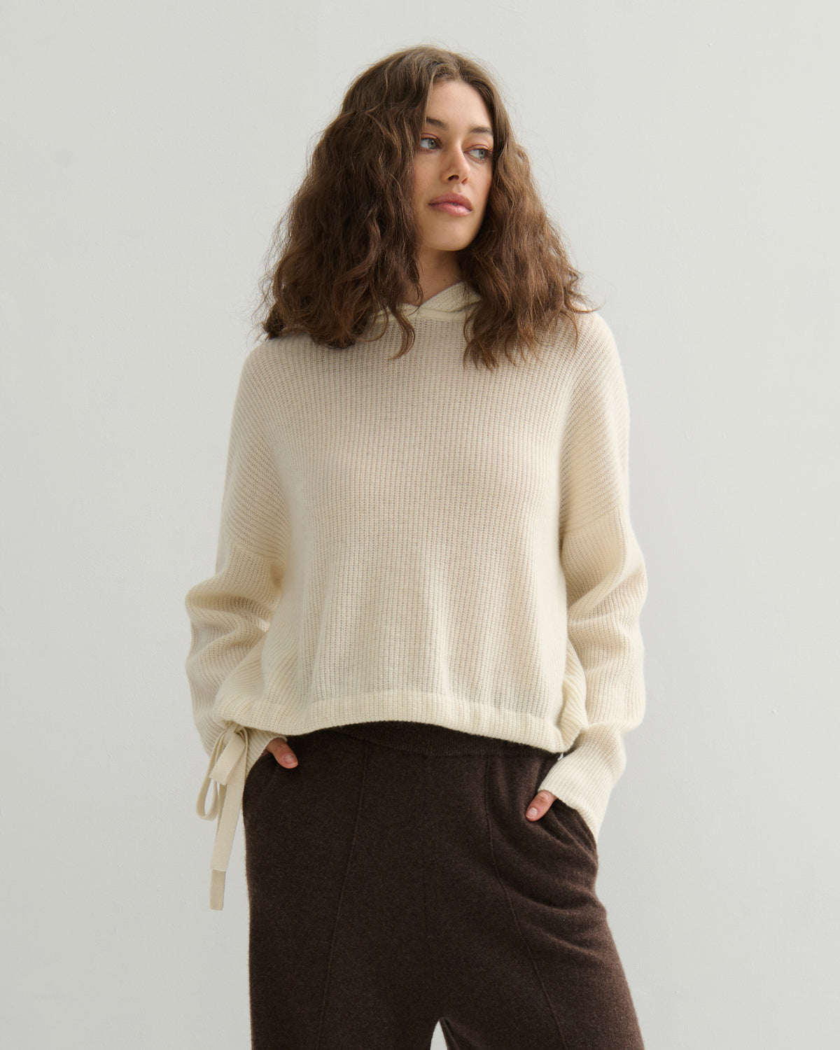 RIBKNIT CROPPED CASHMERE HOODIE - CREAM RAW