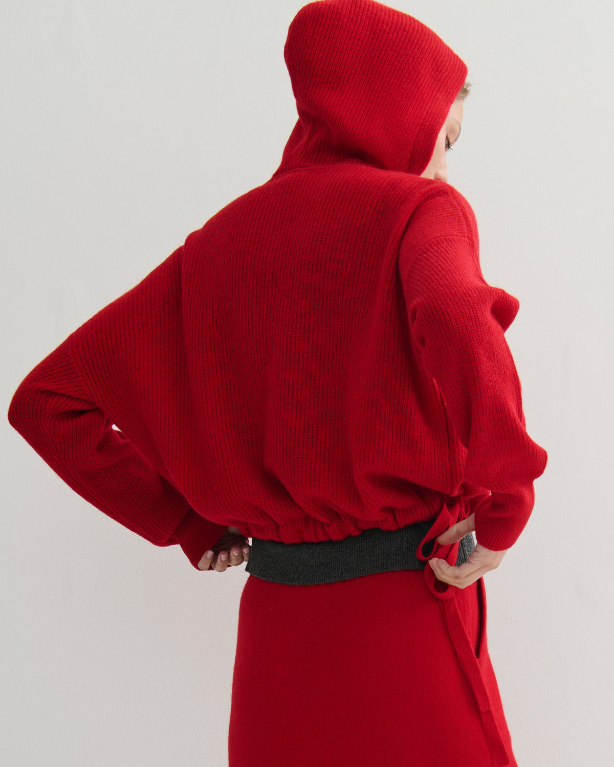 RIBKNIT CROPPED CASHMERE HOODIE - SCARLET RED