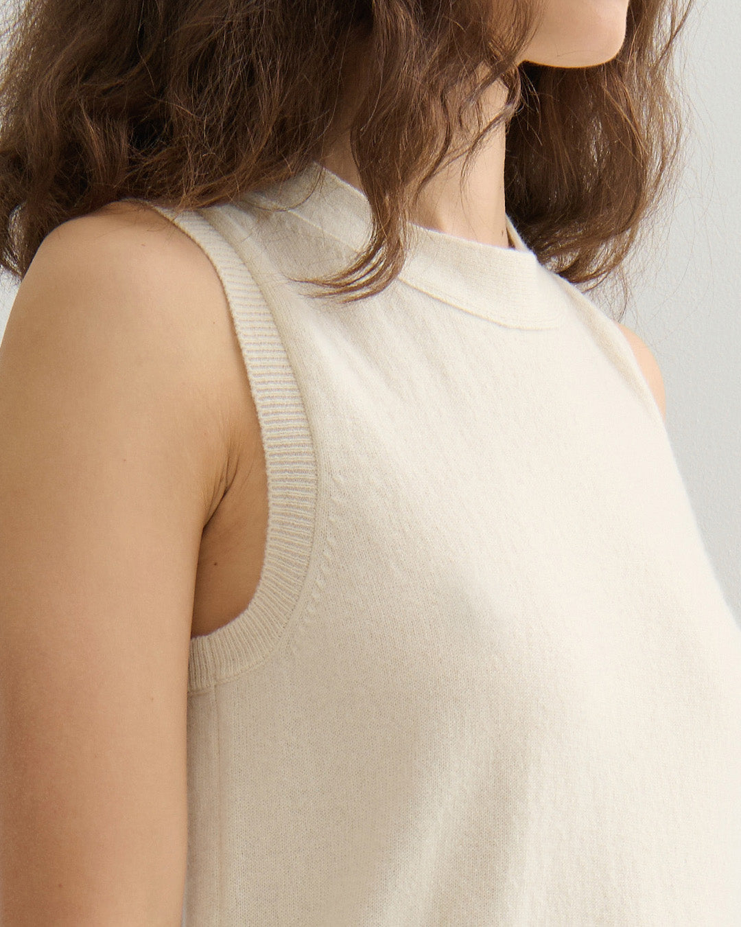 CASHMERE ALL YEAR ROUND CREW NECK TANK - CREAM RAW