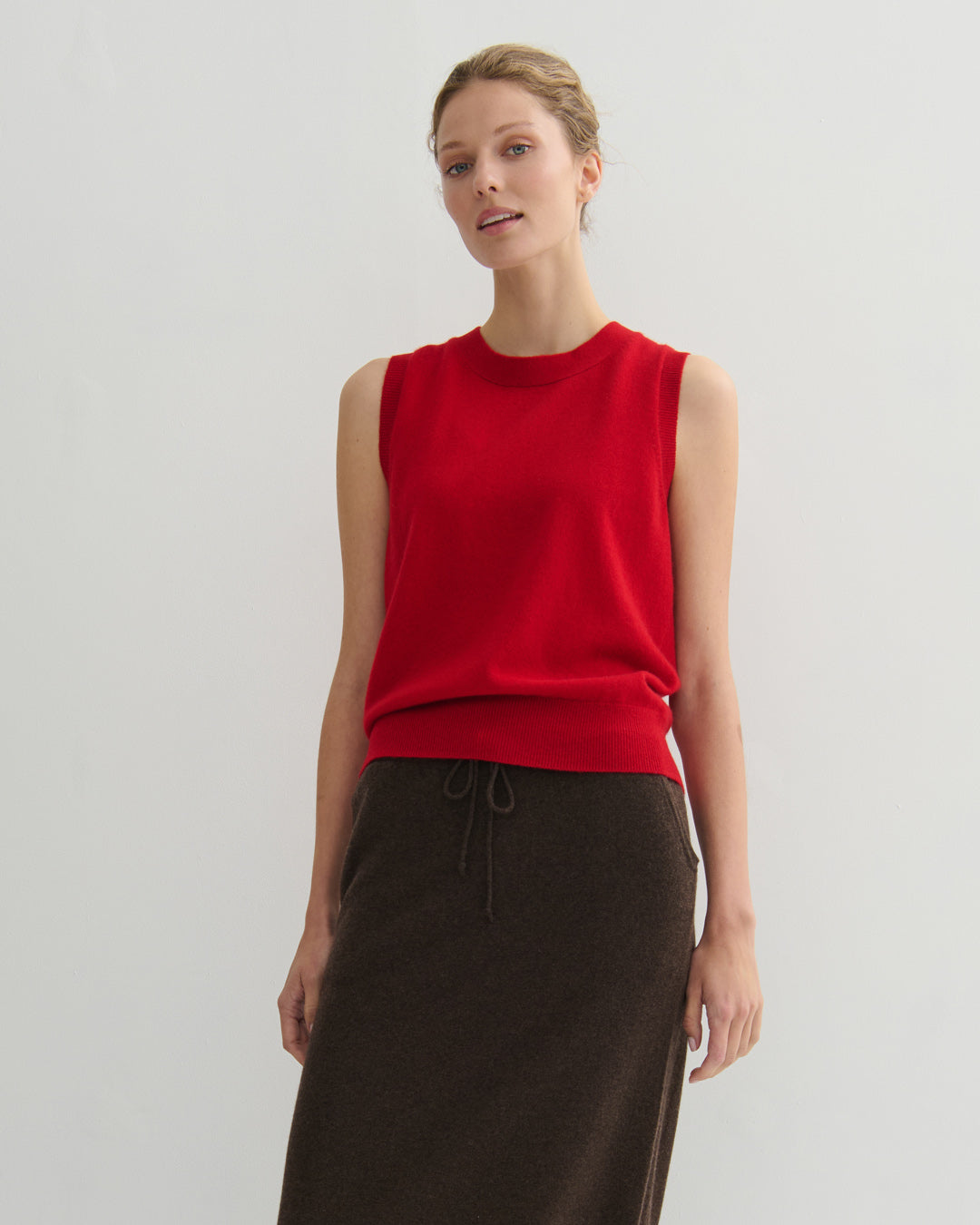 CASHMERE ALL YEAR ROUND CREW NECK TANK - SCARLET RED