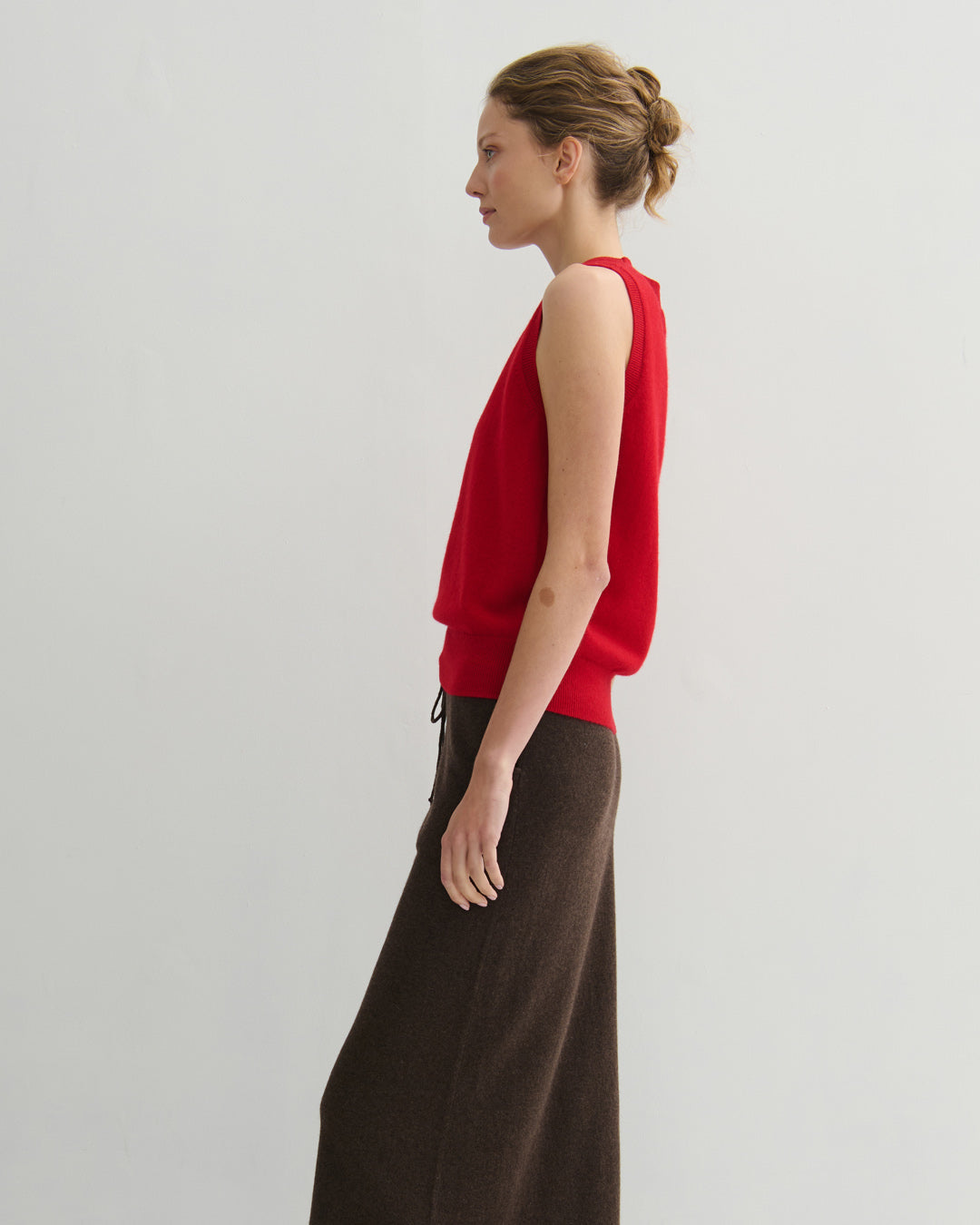 CASHMERE ALL YEAR ROUND CREW NECK TANK - SCARLET RED