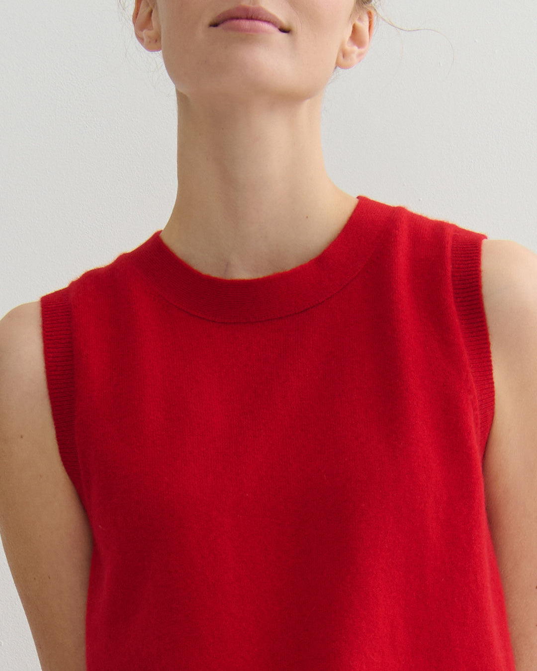 CASHMERE ALL YEAR ROUND CREW NECK TANK - SCARLET RED