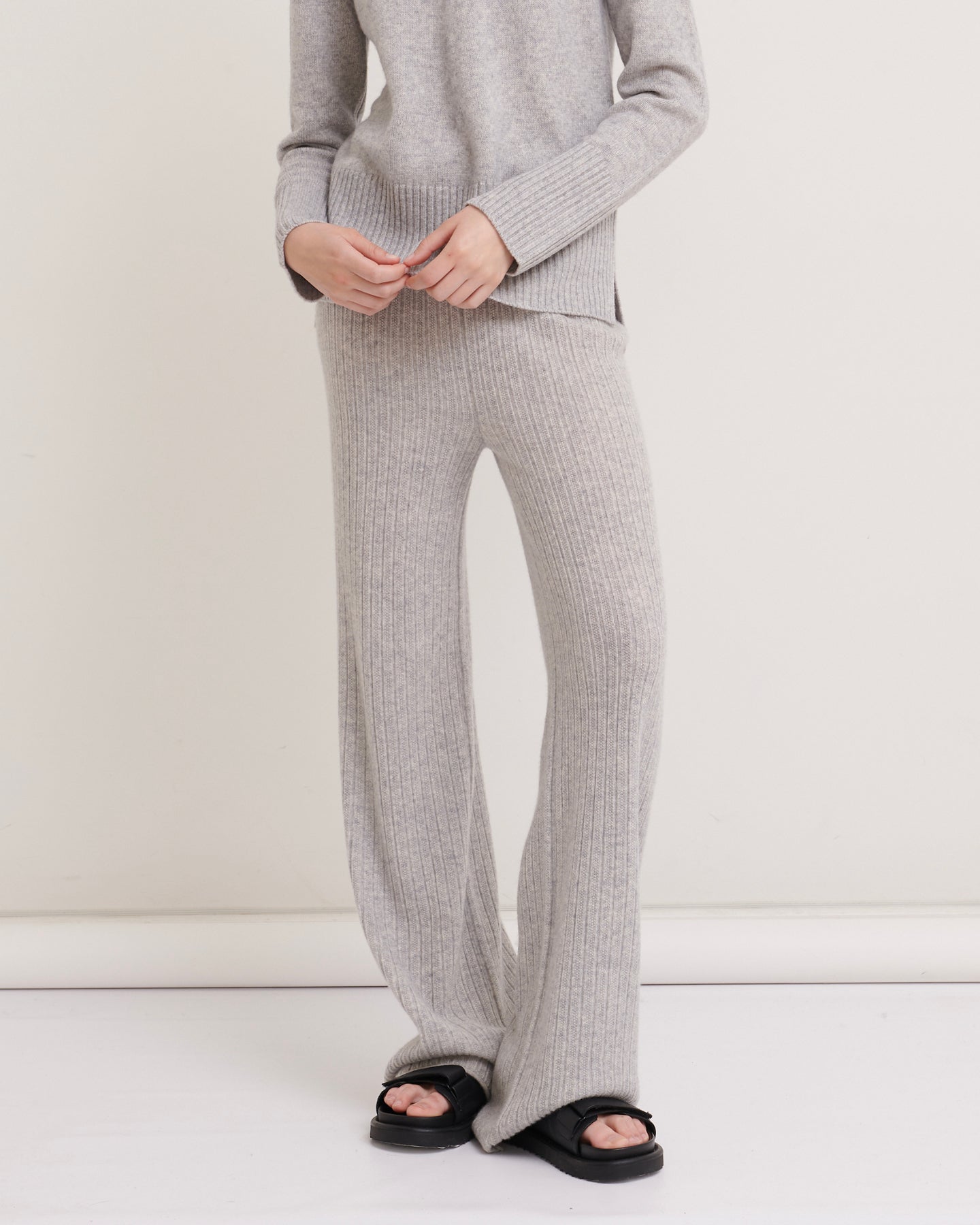 CASHMERE TEXTURED FLARE PANTS - LIGHT GREY