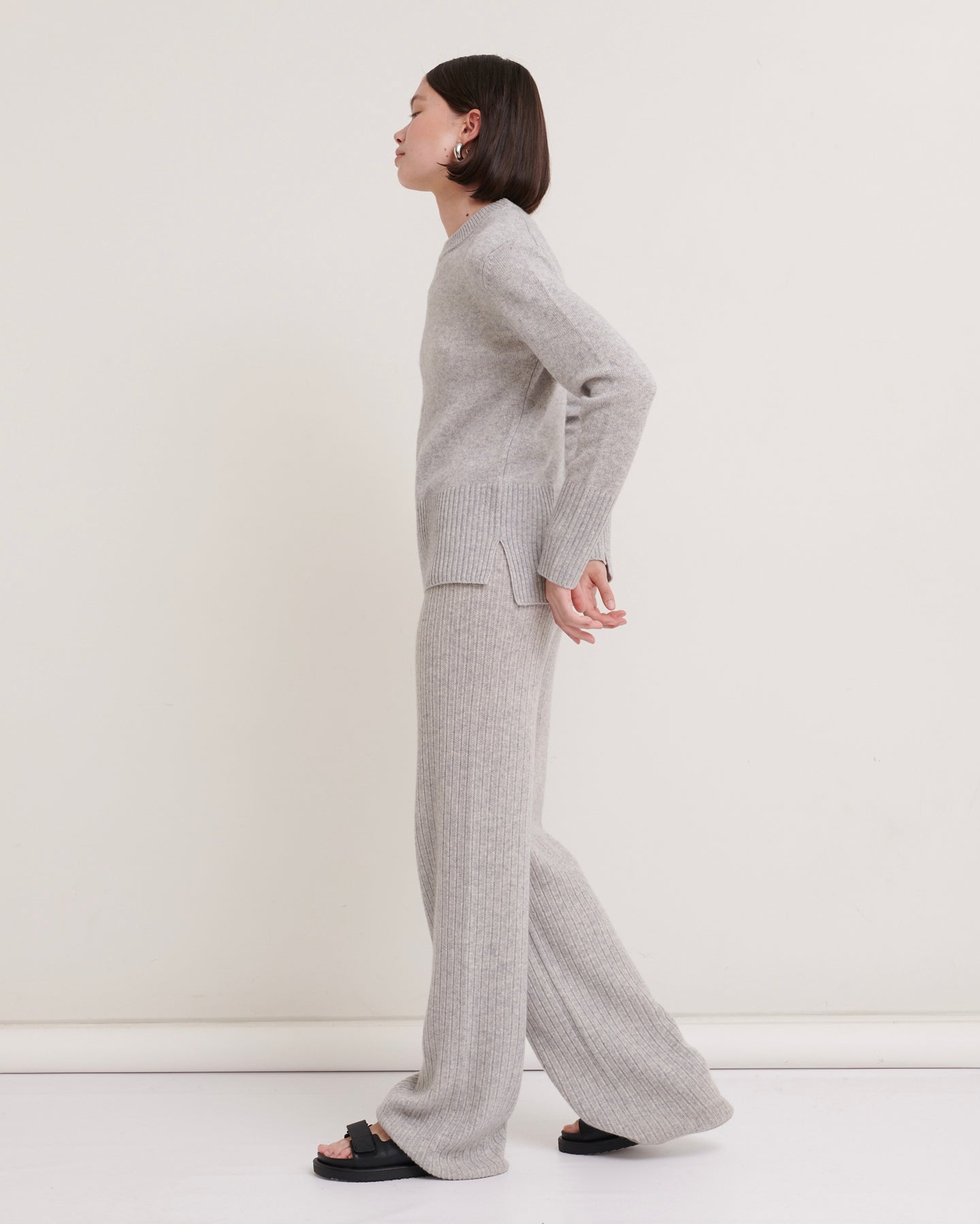 CASHMERE TEXTURED FLARE PANTS - LIGHT GREY