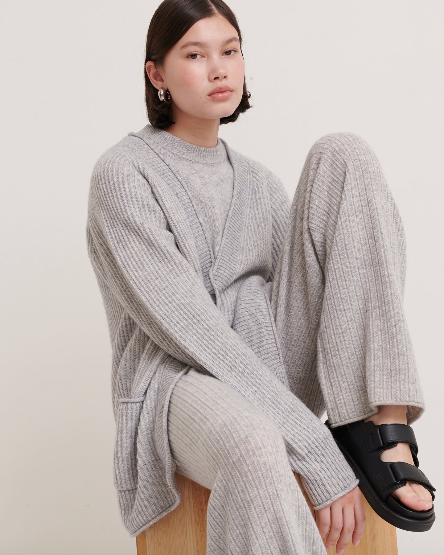 CASHMERE TEXTURED FLARE PANTS - LIGHT GREY