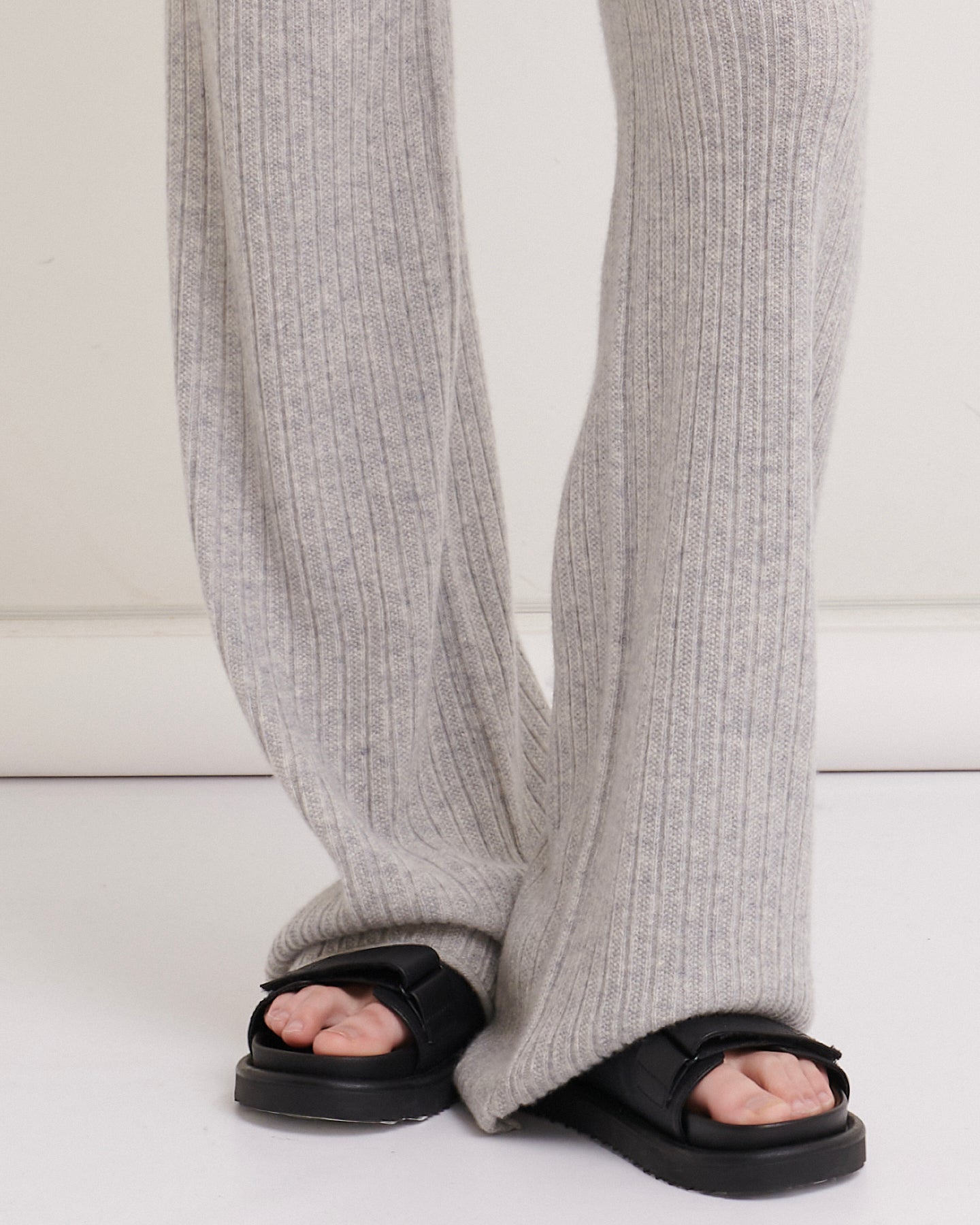 CASHMERE TEXTURED FLARE PANTS - LIGHT GREY