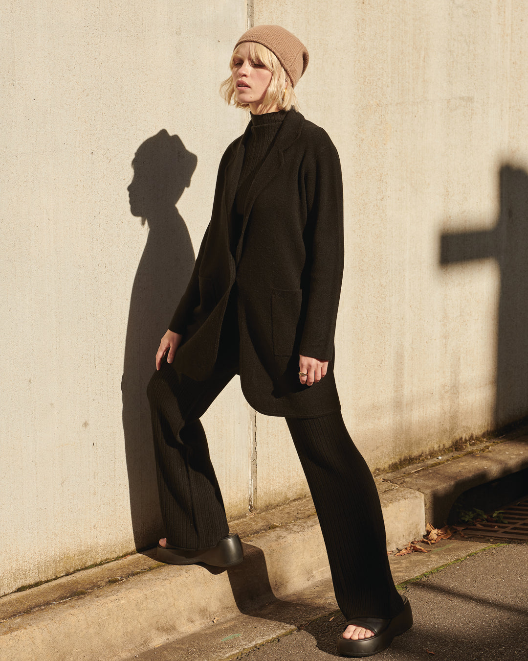 CASHMERE TEXTURED FLARE PANTS - BLACK
