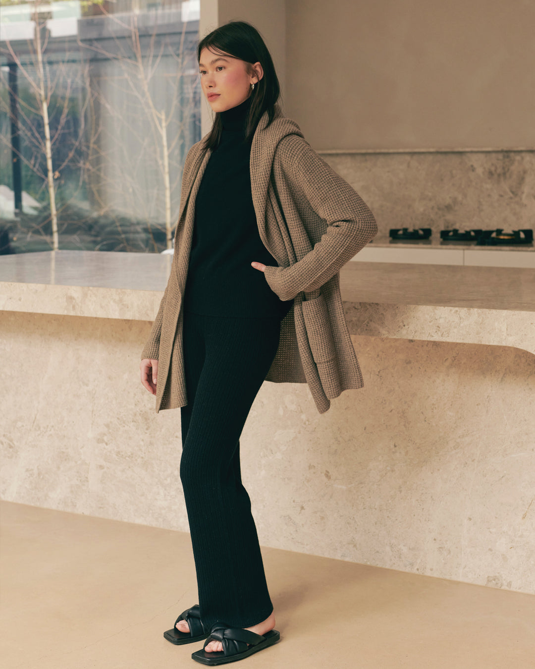 CASHMERE TEXTURED FLARE PANTS - BLACK