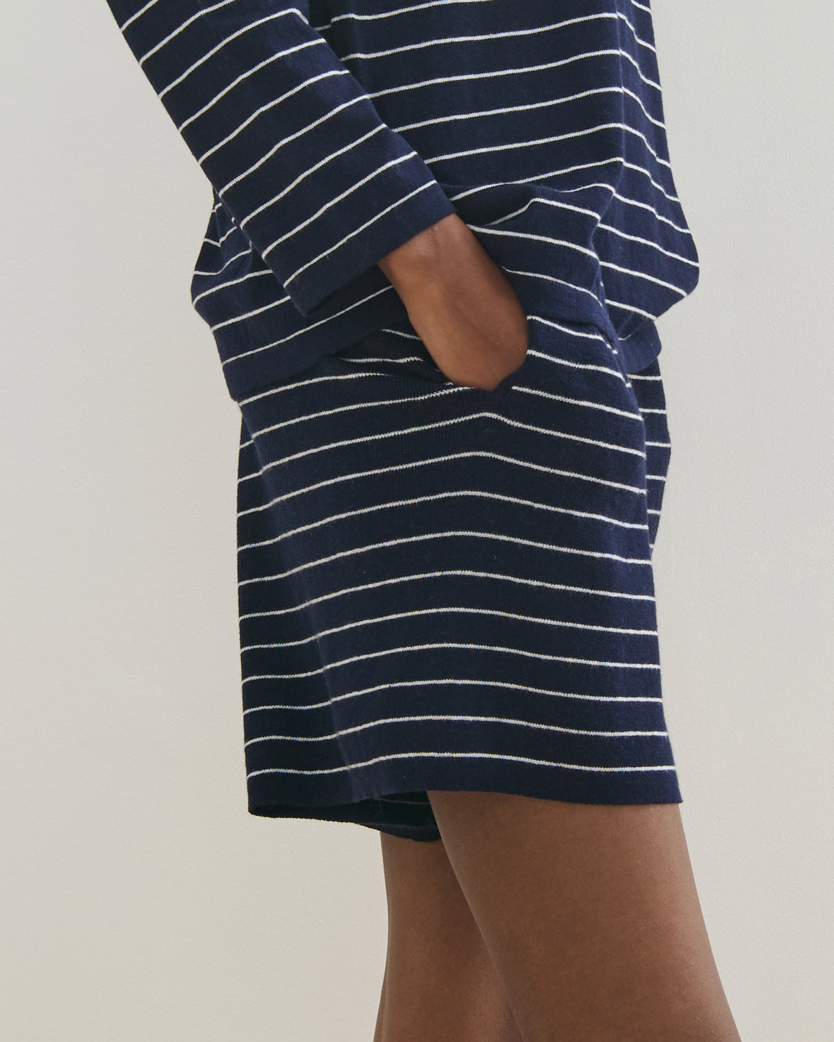 FINE STRIPE COTTON CASHMERE KNIT SHORTS - NAVY