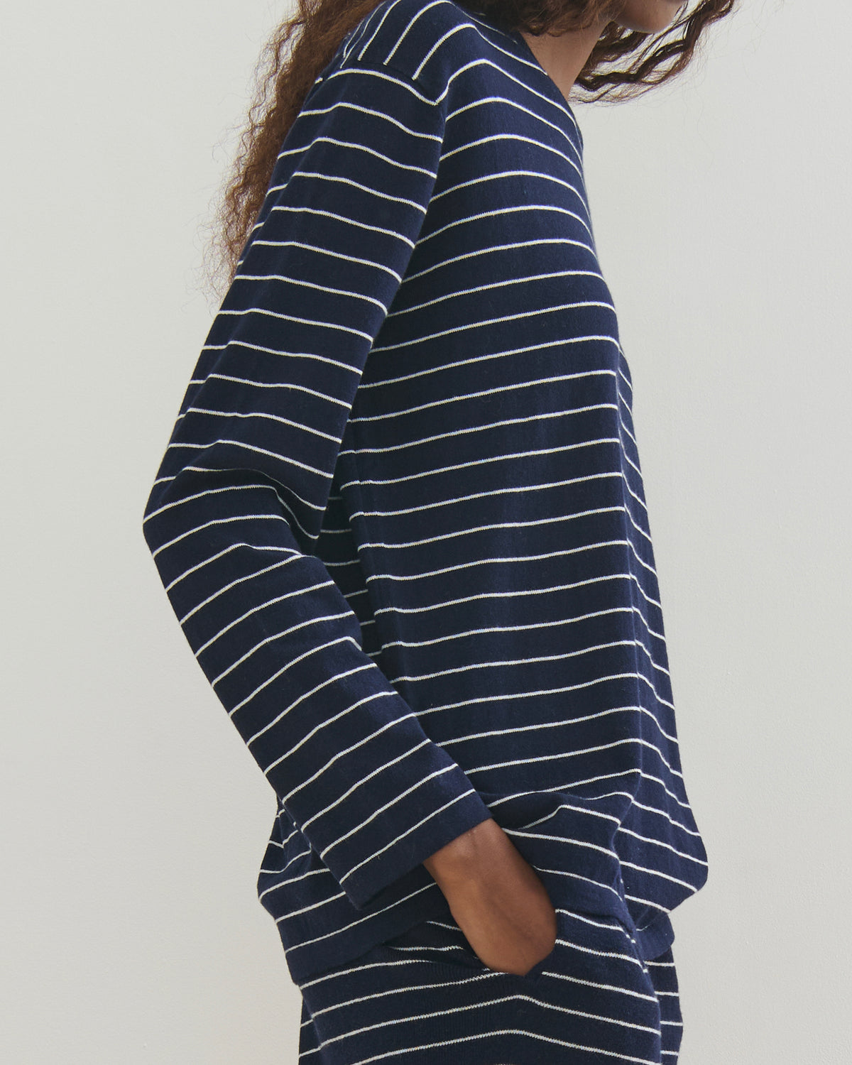 FINE STRIPE COTTON CASHMERE LONG SLEEVE TEE - NAVY
