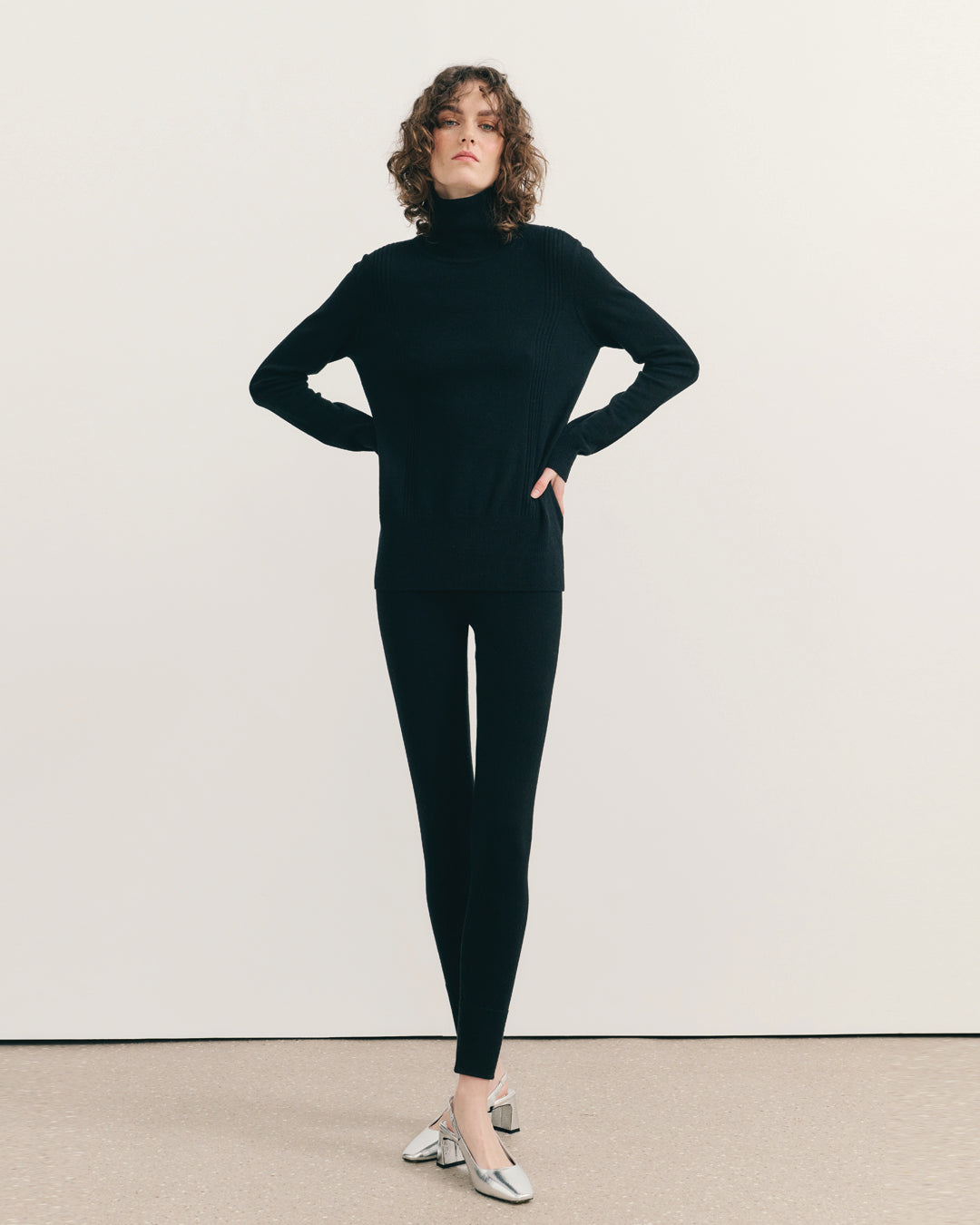 CASHMERE TURTLE NECK TOP - BLACK