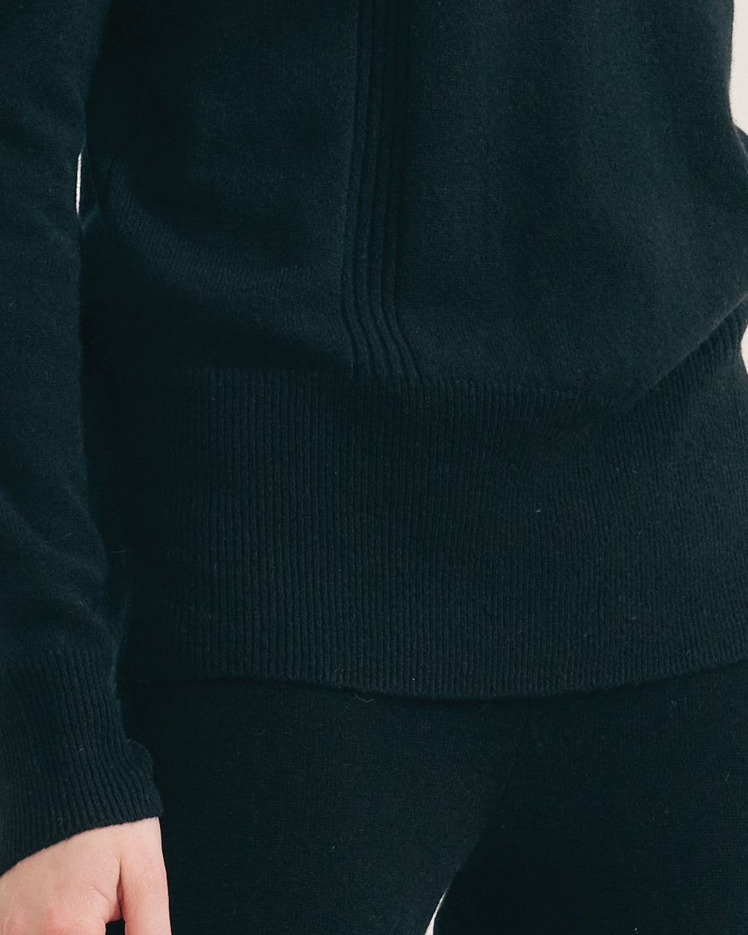 CASHMERE TURTLE NECK TOP - BLACK