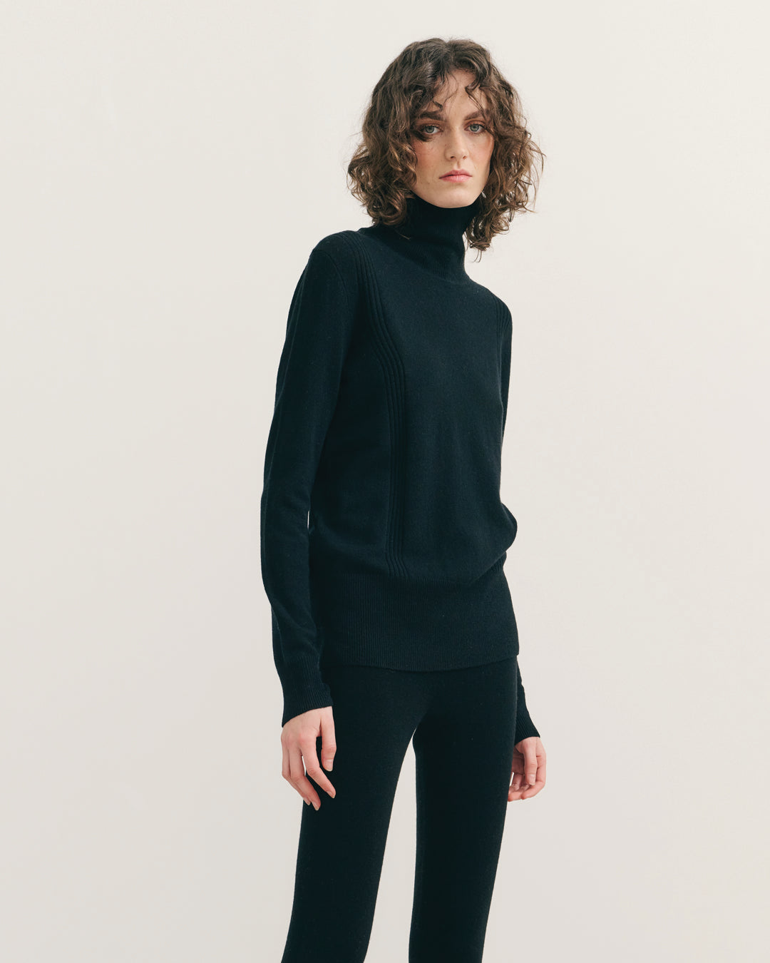 CASHMERE TURTLE NECK TOP - BLACK