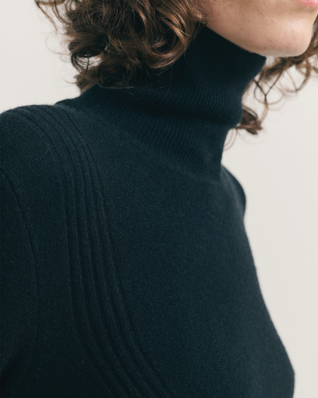 CASHMERE TURTLE NECK TOP - BLACK