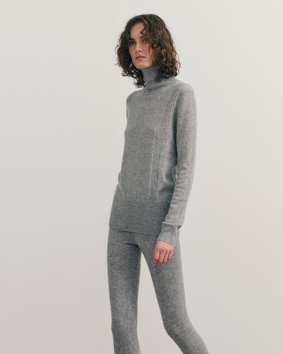 CASHMERE TURTLE NECK TOP - STEEL GREY