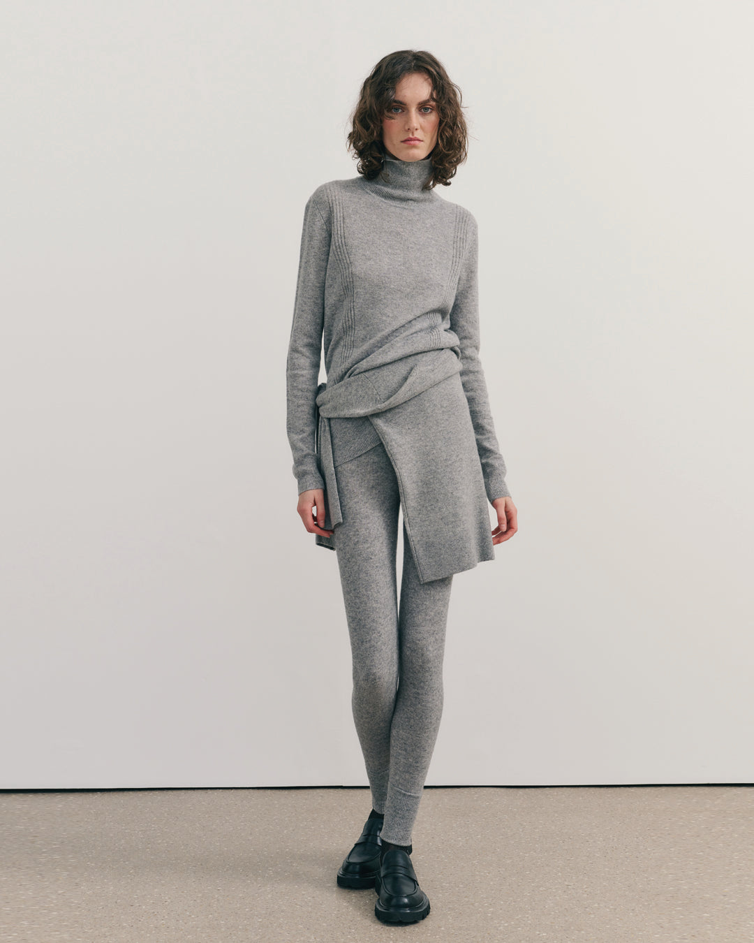 CASHMERE TURTLE NECK TOP - STEEL GREY