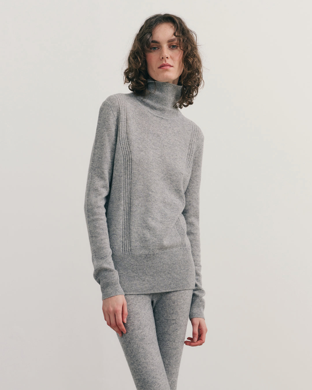 CASHMERE TURTLE NECK TOP - STEEL GREY
