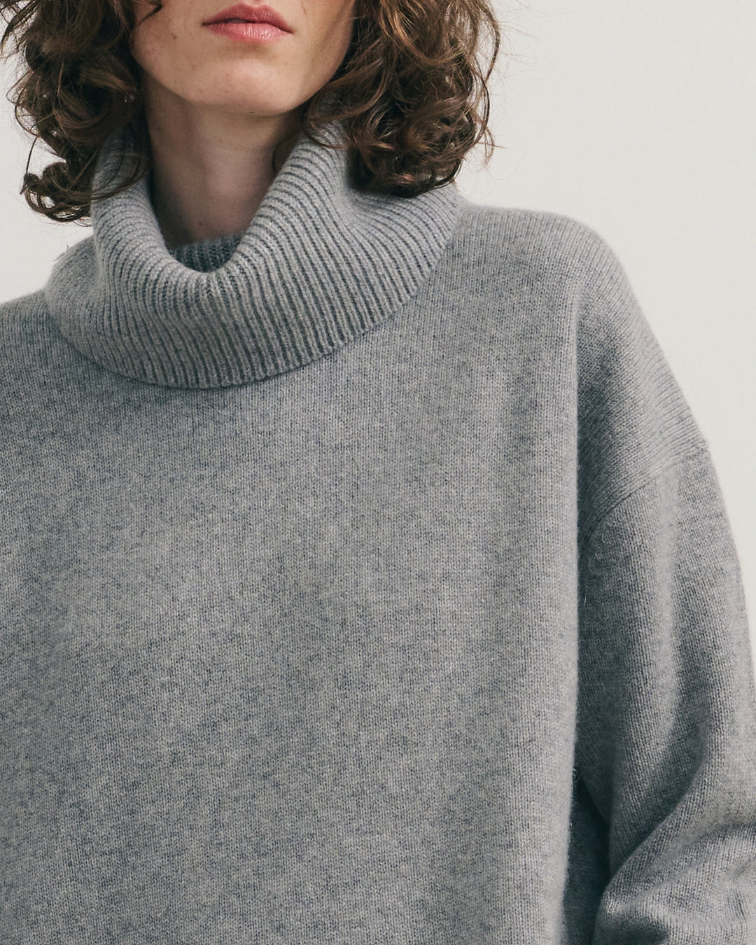 CASHMERE RELAXED ROLL NECK - CARBON GREY