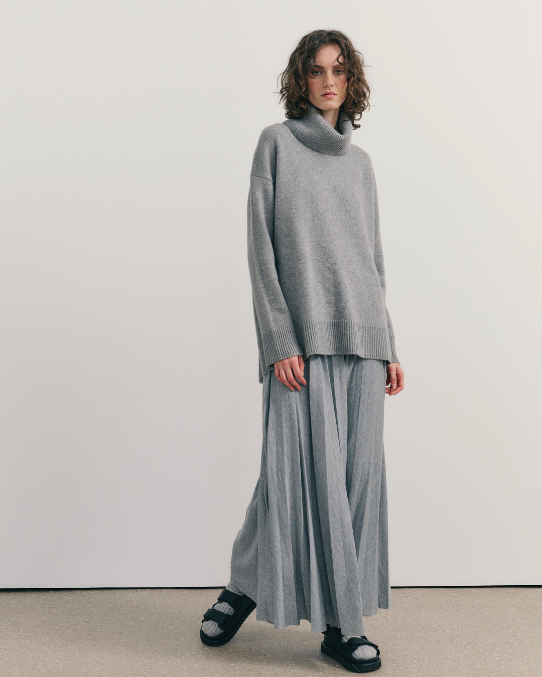 CASHMERE RELAXED ROLL NECK - CARBON GREY