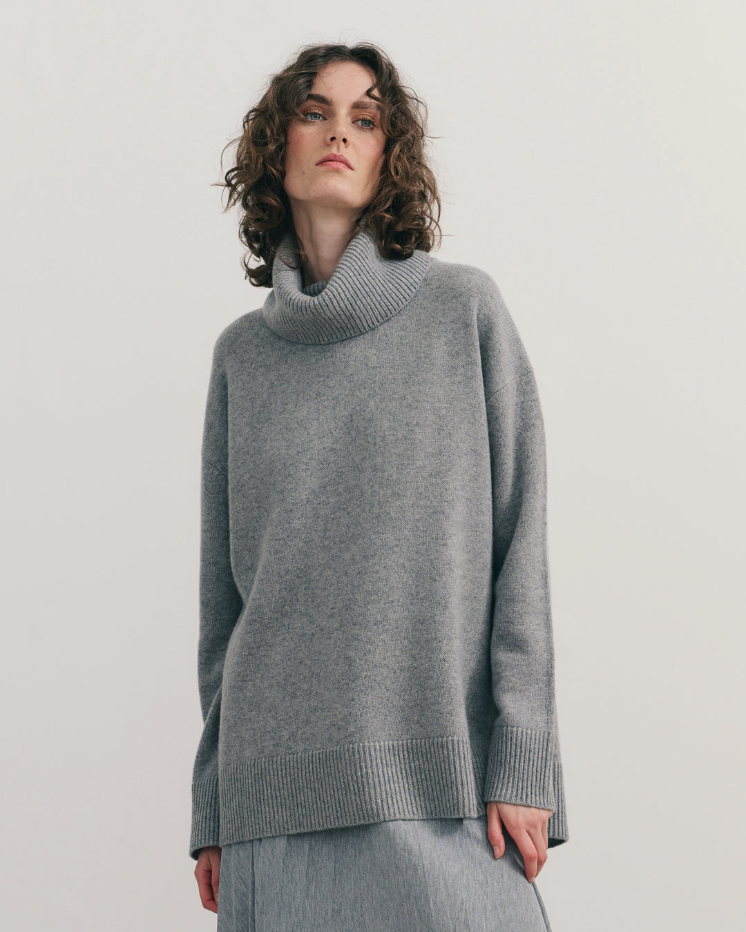 CASHMERE RELAXED ROLL NECK - CARBON GREY