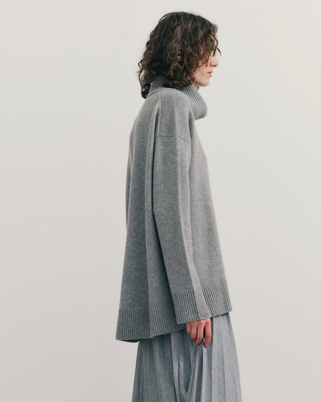 CASHMERE RELAXED ROLL NECK - CARBON GREY