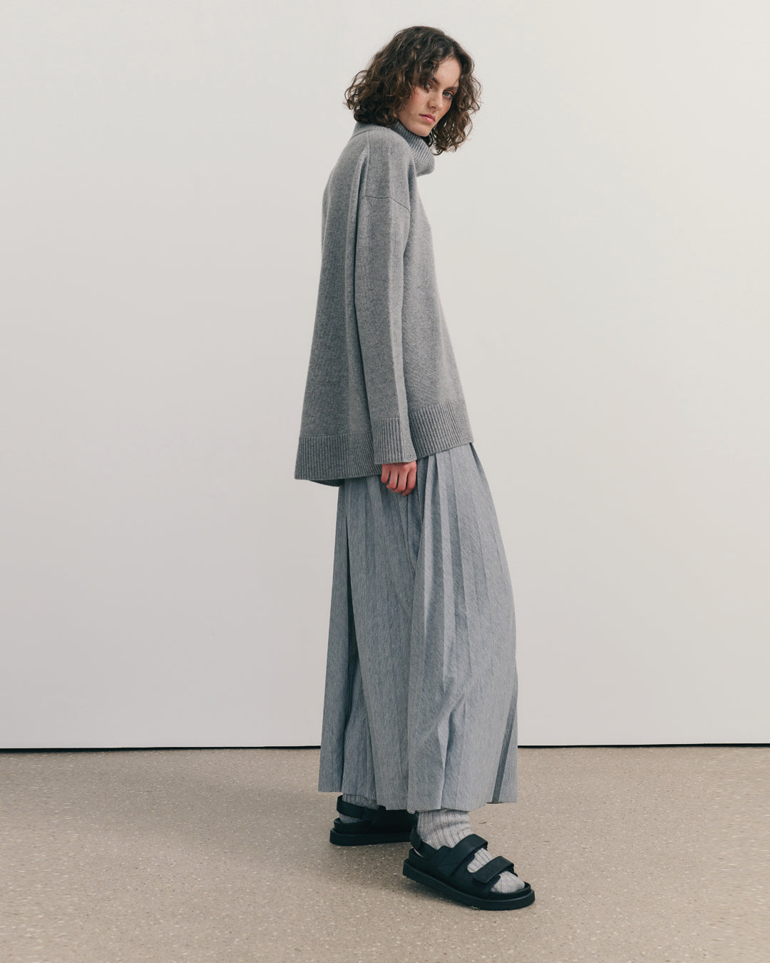 CASHMERE RELAXED ROLL NECK - CARBON GREY