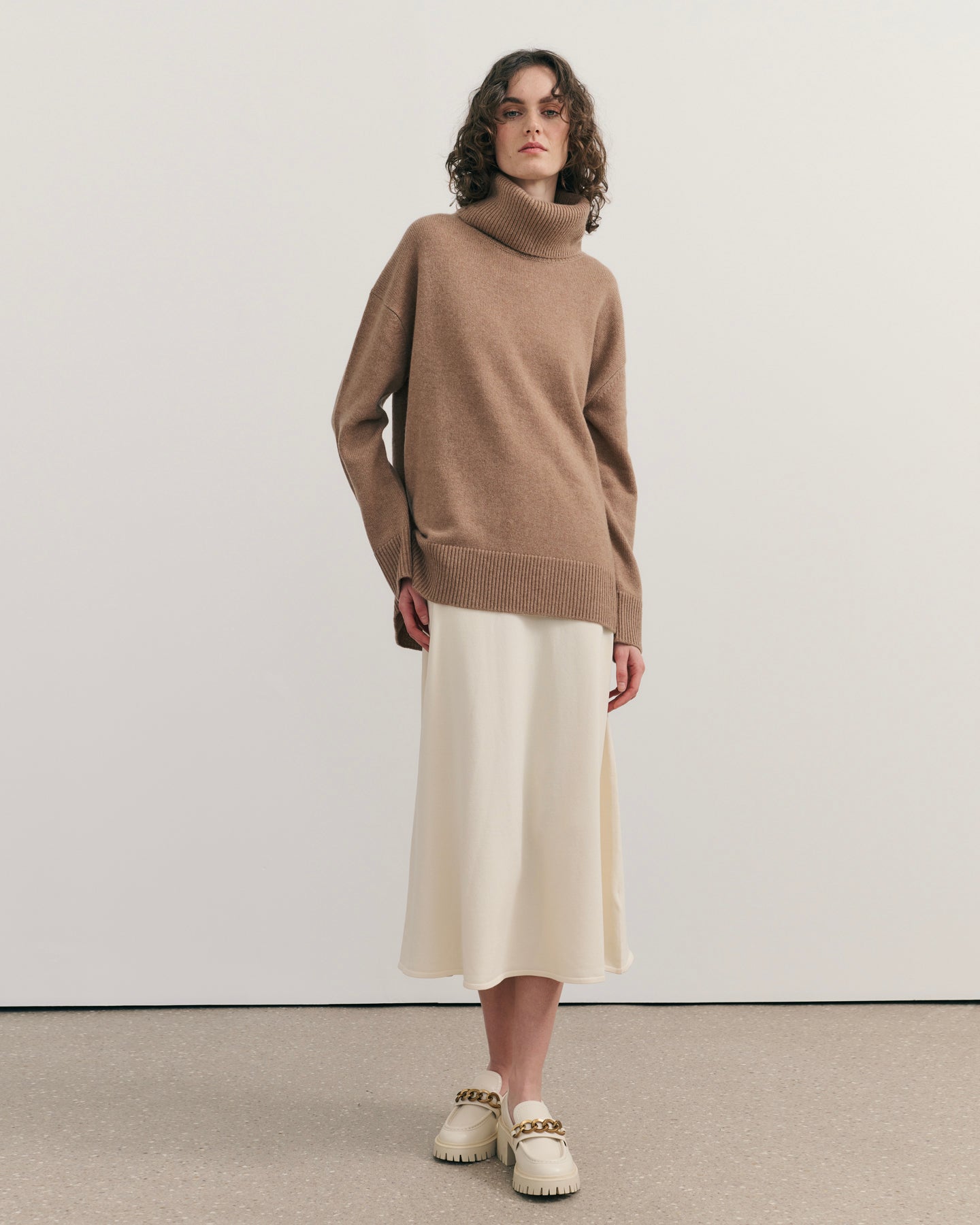 CASHMERE RELAXED ROLL NECK - CARAMEL